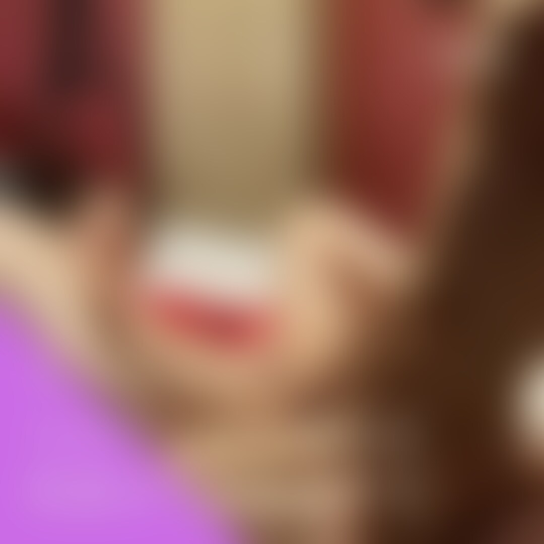 Merry Chrstmas🎄
 皆さんどんなクリスマスを過ごしていますか？
 私たちはクリスマスコスプレをしてホテルでゆっくりしていました！
 たまにするコスプレはテンション上がりますね！
 クンニとおもちゃで敏感になっちゃってます、いつも以上に喘ぎながら痙攣イキする彼女を見るのはすごく好きでどんどん攻めたくなります。
 普段は真面目な彼女がいっぱい突かれてイキ狂う姿を是非皆さんにもみてほしいです💕 (2/2)
