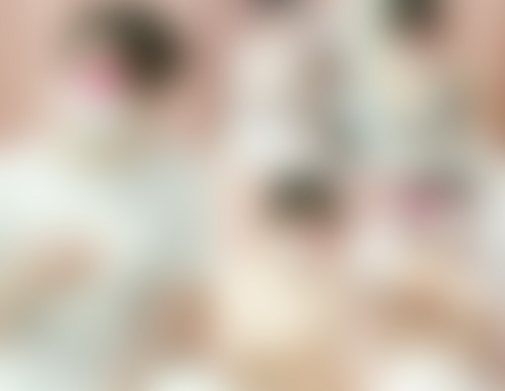 【女医の職権乱用vol.12】乳首攻めで身悶える巨乳看護助手：竹内葵【前編】



こんにちは。


今回の患者さんは外来ではなく、当クリニックで働いている看護助手の「竹内葵」さんです。



竹内さんはこちらに配属されてから3,4カ月程ですが、
彼女は愛嬌があり人懐こい性格をしているので、
スタッフ間でもすぐ打ち解けていました。


私とも時々診察の合間に話をした事がありますが、
人に嫌悪感を与えず心理的パーソナルスペースにするりと自然に入ってくる、
そんな彼女が持つ才能に驚きました。


そんな折、彼女が彼氏と上手くいっていないという話を耳にし、
私は機会を伺っておりました。


身内に手を出すのは危険だとわかっておりましたが、
彼女を私の手元に置いておきたくなってしまったのです。



だから今回、院内で竹内さんが受診するという話を聞いて、
とても地に足がつかない状態でした。


最初は慎重に診察を進めていきましたが、

彼女がその美しい胸を曝け出した時には、
私の「手元に置いておきたい」なんていう守りに入った気持ちは消し去った上に
彼女が戸惑いながらも性を感じている表情や、しまいには私を求めてしまう…なんという妄想までしてしまい。


乳首まわりを刺激していると、
彼女の表情と吐息が色めき立ち、ほんのり頬が赤くなって…
乳首が感じやすいようです。



私の顔が目に入ってしまうと、彼女の性欲は解放されないと思い、
彼女の後ろに回り、おっぱいを揉み、乳首を刺激し続けました。 (2/2)