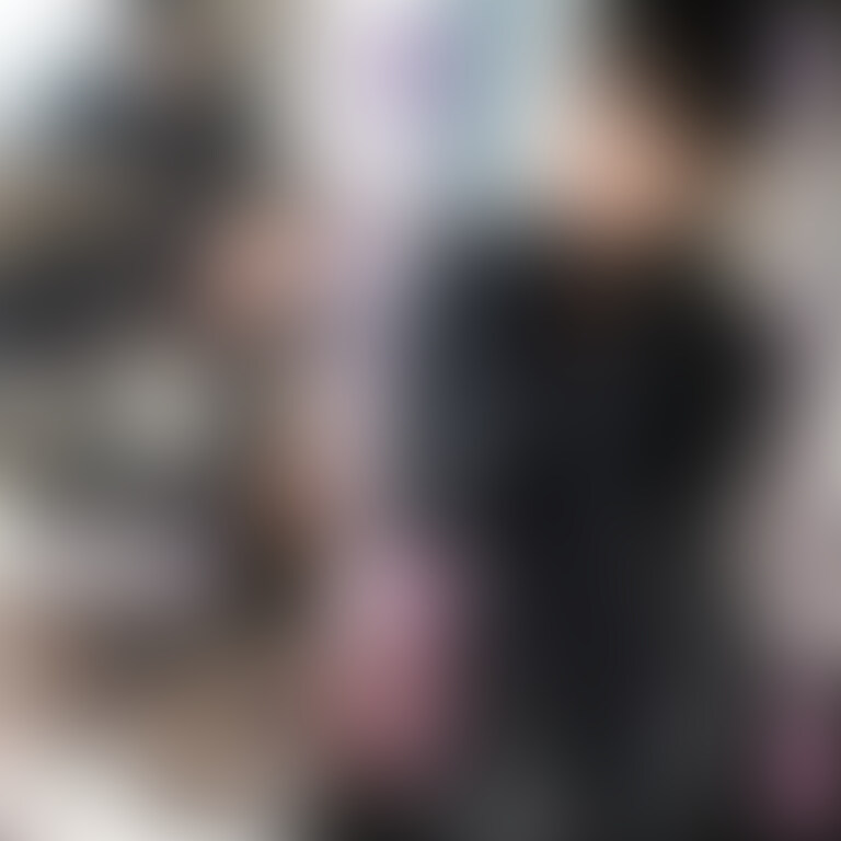 【レザー人妻】本革セクシーキャットスーツ美魔女 酩酊しても感度上昇!?イタズラし放題レザーぶっかけSEX
かなさん(仮名)人妻(年齢非公開)
かなさんから10月31日ハロウィンでキャットスーツコスプレがしたいというリクエストがあったので、特別に本革のキャットスーツとレザーグローブを用意しました。かなさんは高身長でスタイル抜群ですので着こなすのが難しいレザーキャットスーツが見事にジャストフィット!二人テンションが上がってそのまま外に繰り出し都内の飲み屋に行っちゃいました!飲み屋の客からは「セクシー」「カッコイイ」などと煽てられてしまい、飲○○○のピッチも進む進む(笑)
この後に肝心のハメ撮りをする約束だったんですが、かなさんの足元がおぼつかずタクシーで帰宅。とにかく○○○いがさめるまで待つことにしました・・・。
○○○った惰性でフェラまでしてくれましたが、一向に○○○いがさめません。そのうち寝てしまいました。全身レザーでスヤスヤ寝ている姿を見ていたらこちらの性欲が抑えきれず、チンをこすりつけたり止めどなく出る大量のガマン汁を付着させて革女を堪能する。
マンコに指入れすると濡れていたので、そのままチンをいれてスコスコ。
バック・背面座位・対面騎乗・正常位 目が覚めてベッドに移動
69・背面騎乗・騎乗位で密着レザー抱きつき・バックから背中に超大量ザーメン放出(約一週間溜めました)
という流れです。レザーフェチの夢が詰まった会心の内容です!どうぞお楽しみに。 (2/2)