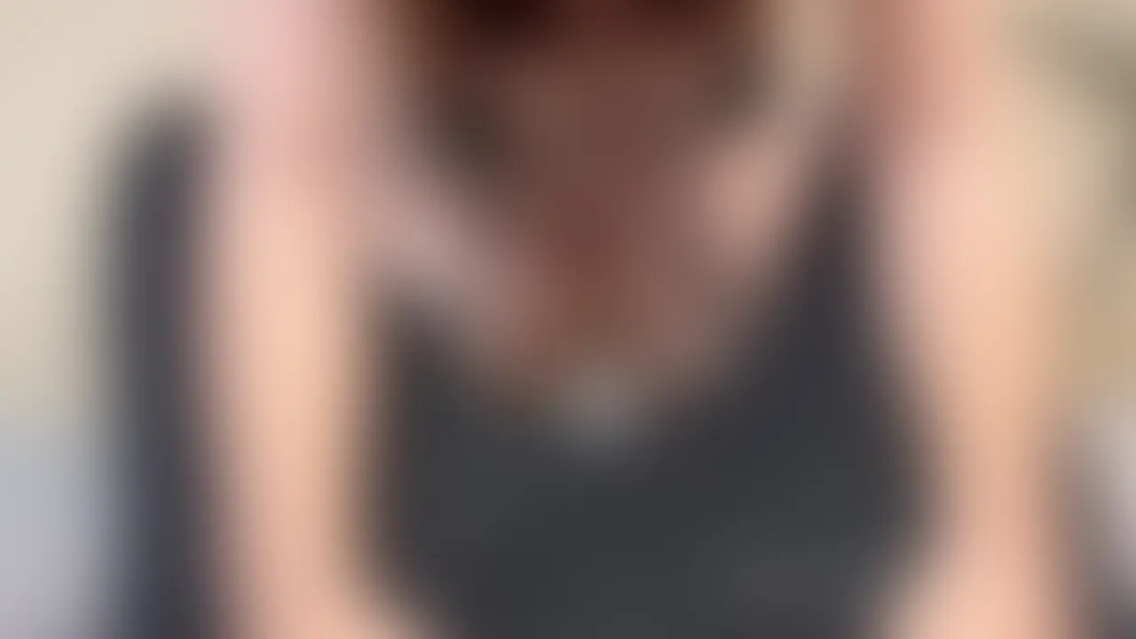 むち妻さんは、ムラムラしたらサクッと抜いてくれる超都合の良い淫乱人妻です。
ムラついたので、この日も例に漏れずおクチと手でたくさん癒してもらいました。
グポグポ、ズゾゾ~っと下品な音を鳴らしながら、大好きなちんちんを躊躇なく喉奥まで咥えるむち妻。
濡れまくったま〇こにちんちんを押し当てながらこすってくれたり、
イキそうになると「まだダメ~」と焦らしながら絶妙なテクニックでギリ責めしてくれたり…
もはや素人とは思えない性の権化です。
いよいよ我慢できずに、大きく開けたむち妻のお口に精子を発射!
焦らされたせいで大量に射精しちゃいました。
お口の中の精子をちんちんに垂らし、そのまま精子ローションで手コキ再開!
「もっと出して」の一言でまたちんこに火がついて連続射精。
大量に射精したので、むち妻さん喜んでました。何よりです。
あなたはどのシーンが一番好きでしたか?
コメントで教えてください! (2/2)