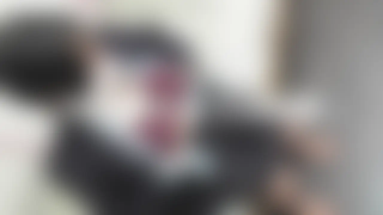 撮影まではとても楽しそうに話していたのですが、急に撮影が始まるとおとなしくなってしまいました…
少しわかってるのかな?笑
まぁ気づかないフリしてそのまま続けちゃいますw
服を着ていてもわかるぐらいマジでおっぱいがでかいw
早速、ワイシャツを脱いでおっぱいを見せてもらったのですが、まじででかい…
しかも、めちゃくちゃ美乳…
揉みまくってやりましたwww
見た目おとなしそうなこの子はどんなフェラをするのがとても気になり、さっそく舐めてもらいます。
ちんぽを咥え始めたらすっごいんです…
先っぽから奥までズボズボフェラしてきます…
こりゃやばい…
しばらくフェラさせた後は、四つん這いになってもらいじっくりと、そのきれいなおまんこを観察してみましたwww
ほんとうにきれいですね…
さて…
それでは挿入してみます。
おおう…
きもちい…
さっきまで静かだった3年生も喘ぎ始めました…
じっくりとその恐竜を堪能しながらやりたかったので、上着を全部脱いでもらい、そのままバックでやり続けます…
揉みながらだしてぇ…
そう思い正常位に体制を変えます。
そして最後はそのまま中にたっぷり出してあげました…
抜いた瞬間ドロッと精子が溢れまくりww
ピルを飲んでいないって言ってたんで、今後が楽しみですw
※出演者は18歳以上であり、身分証確認をしています。 (2/2)
