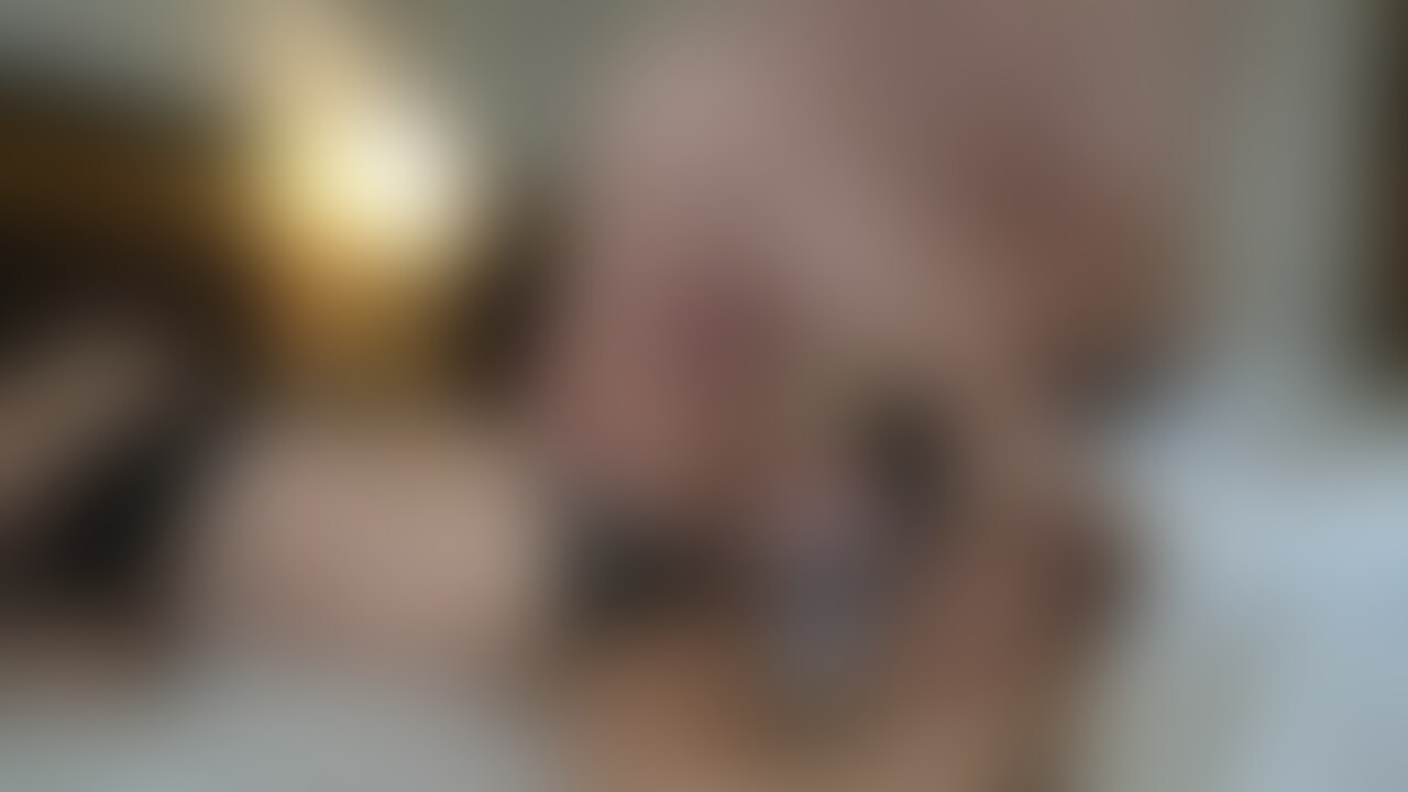 以前の寝取られ動画です！

この日はもともと決まってた方がドタキャンして…
キャンセル待ちしてまでアキを寝取りに来てくれたフォロワーさんとの動画となります！
毎回毎回初対面の男にどんだけいかされるねん…
この日もアキは
「キスもしないし、フェラもしない！なんなら初めての人でイカされるわけもない！」と豪語してのぞみましたが…
結果は…動画の通り、最初から感じまくり、ヨシに隠れて死角でキスしまくったり、率先しておちんちんを触り、自ら「舐めたい…」とおねだりする始末…。モザイクで見れないのが残念ですがすごい嬉しそうな表情でおちんちんを丁寧に舐めてます…
挙げ句には挿入をおねだりし、ゴムセッティング中も嬉しそうにフェラしてます。
挿入前のギンギンになったおちんちんを見て「おっきい…」って嬉しそうな笑顔で私を見てきたのにはかなり腹とチンコがたちました！

挿入すると、いきなり感じまくり…
当初の意気込みは？？と聞きたくなるぐらいのザコマンコ…
何回ぐらいイッたのか数えられません…
痙攣しながらイってオチンチンを抜いてしまうアキ…。
口では「ごめんなさい」と言いながらもイキまくるうちの妻のザコマンコ、見てやってください！ (2/2)