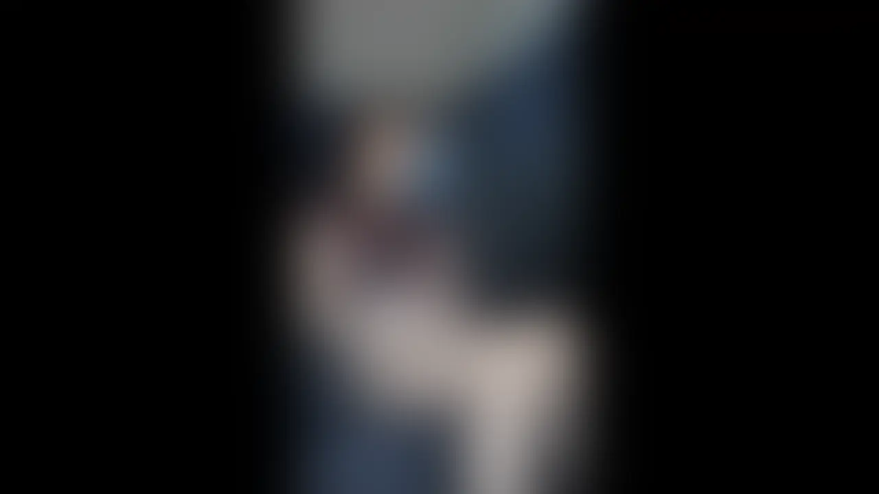 タクシーで目的地へと向かう1人の女性。移動中は寝ていたが、尿意で目が覚める。
最初は目的地まで我慢できる計算だった。しかし飲んだ水分量、涼しい車内、走行中の振動は計算外。
時間が経つにつれてどんどん余裕がなくなっていく様子がはっきり映っている。太ももをピタッと閉じたり、足をさすったり、落ち着きなく体を上下左右にくねらせたり、最終的にはお股を手で押さえて我慢する始末。
目的地まで辿り着くもプチトラブルに見舞われ、降車後その場で大量お漏らし。。。
目撃したドライバー曰く、ものすごい勢いで吹き出るおしっこは長時間出続け、周囲は屋外にも関わらずおしっこの匂いが充満していたと語っている。
限界我慢、着衣お漏らしマニアへ向けた1本。 (2/2)