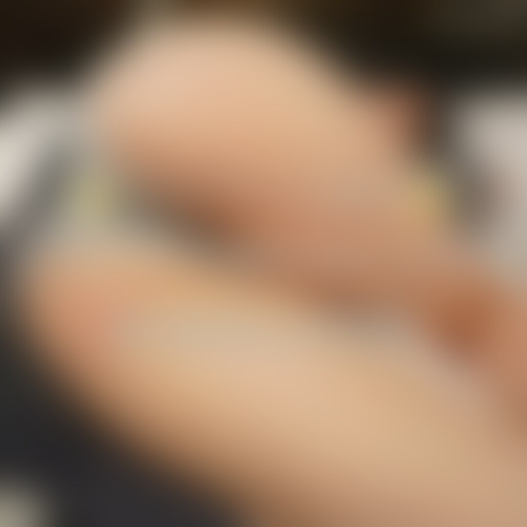 現JDでグラビアアイドルもしてる「ねむりさま」。
Gカップの巨乳に98cmのお尻でスタイル抜群の超美少女です❣️
だけど中身はドSで、よく趣味でM男をイジメてる。
Gカップ揺らしながら全裸で○○○顔騎💕
M男の顔に唾までかけて擦り付けマーキングしてる。
お尻が98cmもあるから顔とお尻の密着感がすごいよ❣️ (2/2)