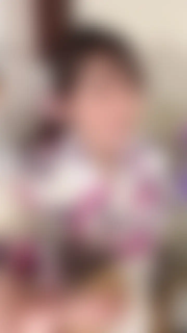【特別顔出し版】
浴衣で…汗だく汁だく潮吹きえっち👘🩷
夏といえば、、夏祭り?浴衣?
今回は可愛いピンクと紫の浴衣で👘♡
ちょっといつもと違うシチュだったからかな、
私自身も高まって…
クリオナ、パイズリ、フェラ、後背位、正常位、、発情しすぎて色々詰め込んじゃいました💦
最後は超大量の水分が…🍺💦
乱れすぎてごめんなさい///
【内容】
・動画 浴衣で…汗だくつゆだく23分
ラストの正常位ではピストンマシンを使って…
まるで打ち上げ花火のごとく、盛大に吹いてしまいました(ᐢ ܸ. .ܸ ᐢ)՞ ՞
一緒のタイミングでイケるといいな…♡
火照ったなーなと激しく求め合うような、、
ひと夏の思い出を作ってね💗
*myfansの規約のため一部シーンがカットされています。
ご了承をお願いいたします🙏 (2/2)