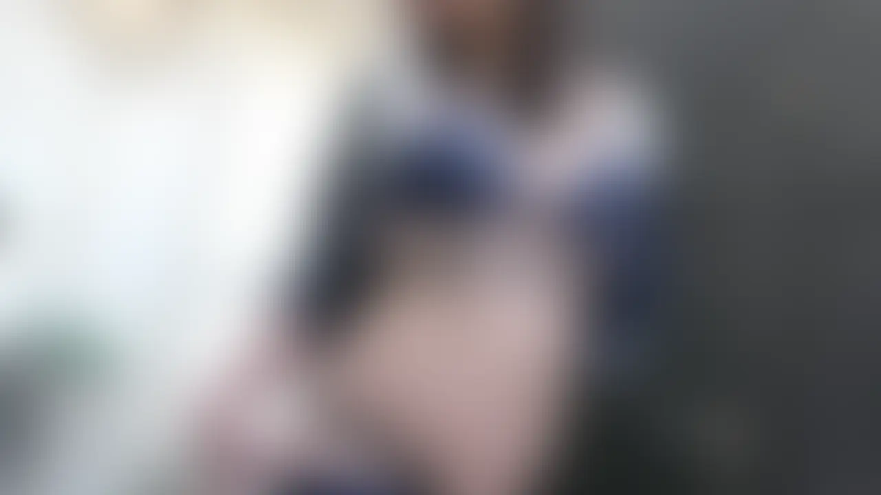 令和アクションカメラ!激写ハプニング02「コス会場で乳首ツマミ魔が現れレイヤー涙ぐむ」
コスプレ会場にクズが現れレイヤーにはずかしめを与えて心に傷をつけた事案が発生し、偶然その場に居合わせたので録画いたしました。あまりに緊迫した案件だったのでその所業を制止できなかったのが心残りです。
最近流行りのコスチューム、アズー●レーンのボル●モアで現れたXフォロワー数10万人超えの実力派コスプレイヤー女性がポージング中現れたオラついた男が突如女性羽交い締めにします。
突然の出来事に女性も凍りつきほぼ無抵抗。胸をはだけさし、乳首を荒々しくつまみます。
女性が敏感な反応をしめすと男はさらに下半身までまさぐり、その手入れのされてない陰毛あたりを刺激します。
カメコも男の気迫に制止できずただただシャッターを切るのみ。あられもない女性の姿を撮影しています。
口をおさえ「ハンドギャグ」状態になったとき本気でキレた女性の瞬間も見逃さないでください。
コスプレのクオリティも高く、それが崩されていく様子は圧巻。
コスプレイヤーファンはもちろん、ハプニングファン、セクハラファン、乳首責めファンなど多くの嗜好の方におすすめの作品となっております。
分数09分51秒
映像サイズ 1920×1080 (2/2)