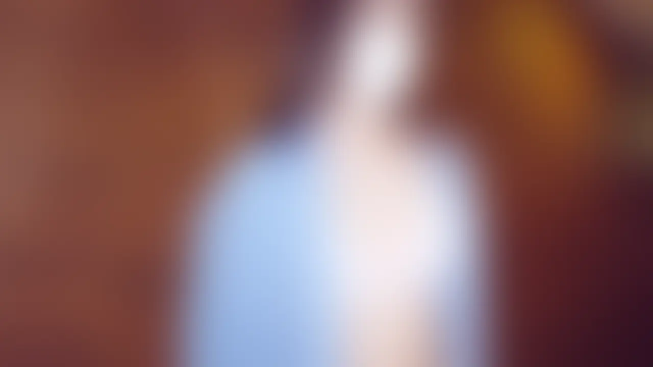 [reira 妄想#020] 衣装を脱いで、静けさに還る


reiraは、23歳の不動産の内見アシスタント。
仕事の合間、駅近くのカフェで席を取り、紙の本を開く。
黒いワンピースの裾をそっと整え、ページに視線を沈める。
鍵束はトレーの端。通知はオフ。
夢中で足を組み替えるたび、裾がふわり——見えそうで見えないその一瞬に、彼女は気づかない。


…もしかして今、あのビルで、ひとりで淫らなことをしてるのかもしれない。


静かな部屋で、reiraは一枚ずつ衣装を外す。
光はやわらかく、影と素肌のラインだけが浮かび上がる。
——言葉のいらない、短い解放。 (2/2)