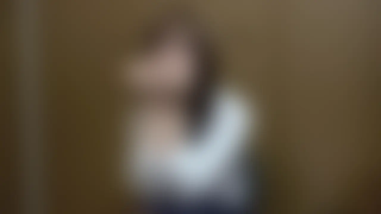 この子は非常にあどけない雰囲気で小動物のような愛らしさがある女の子でした。
これまでにバイトはしたことないみたいですが、人と話すことが好きでコスプレにも興味あったためうちの店に興味を持ってくれたみたいです。
学校ではバトミントン部に所属しているようですが、そこまで忙しくはないので平日でもバイトしたいとのことでした。
幼くてかわいらしい見た目に愛嬌のある笑顔でお客さんからも人気が出そうですね。 (2/2)