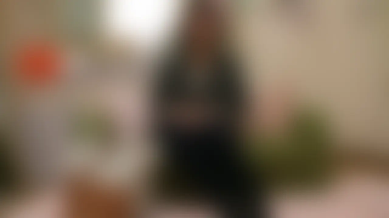 自作AVっす。素人奥さま初撮り ①ゆうこ(27歳)【前編】初めての電マ&フェラ。
『い○とも』の『テレフォンショ○キング』風にママ友にママ友を紹介してもらう『素人妻AVデビュー』企画。
※もし知っている奥さんが出てきてもそっとしておいてあげてください。
ゆうこさんは都内在住の専業主婦で、年齢は27歳。
学生時代から異常なほど性欲が強く、ナマでヤリまくっていたところBABYがデキちゃってそのまま結婚。
結婚4年目となる今でも旦那と夜の営みがあるそうだが、ノーマルでマンネリなセックスには不満気なようだ。
それでも、毎晩のように自分から求めてしまうほど、彼女の性欲は衰えるどころか増し続ける一方なのだ。
彼女の今回の出演の動機はズバリ、お金とセックス。
内心は気持ちよくなってお金をもらえるなんて最高! と思っているに違いないが、詳しく話を聞くとファミレスで働く旦那の稼ぎだけでは生活が苦しいようで、自ら体を張ってお金を稼ごうと決意したそうだ。 (2/2)