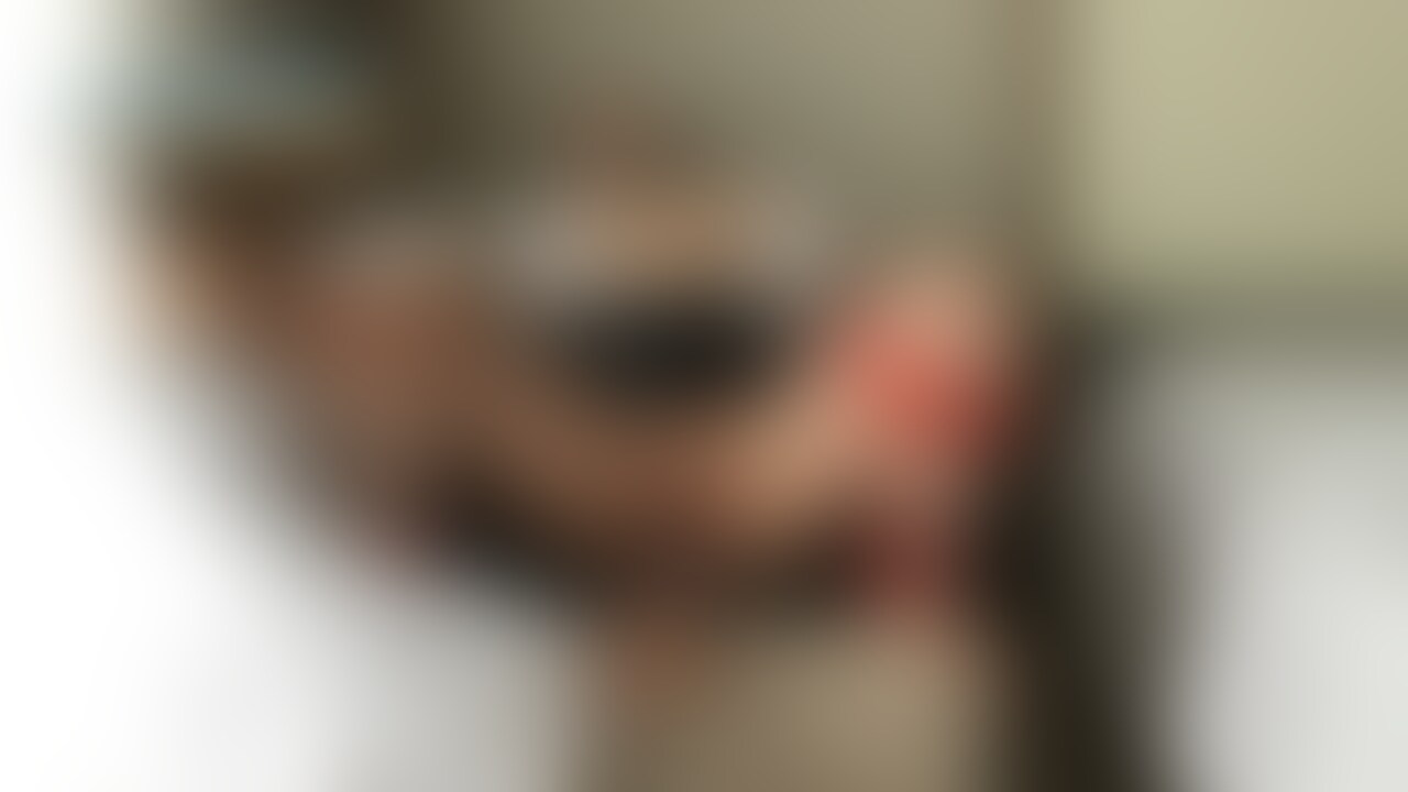 このJDさんはもう2年くらい?プレイしているドMちゃん。元々は中イキできないって相談だったんですけど、性感マッサージを施してから会うたびにイキやすくなってる気が・・・笑
色白パイパンのEカップがなんとも言えないエロスを引き立てます。
性感マッサージモデルもたまにしてくれるとても良い子です。
ぜひお楽しみください。 (2/2)