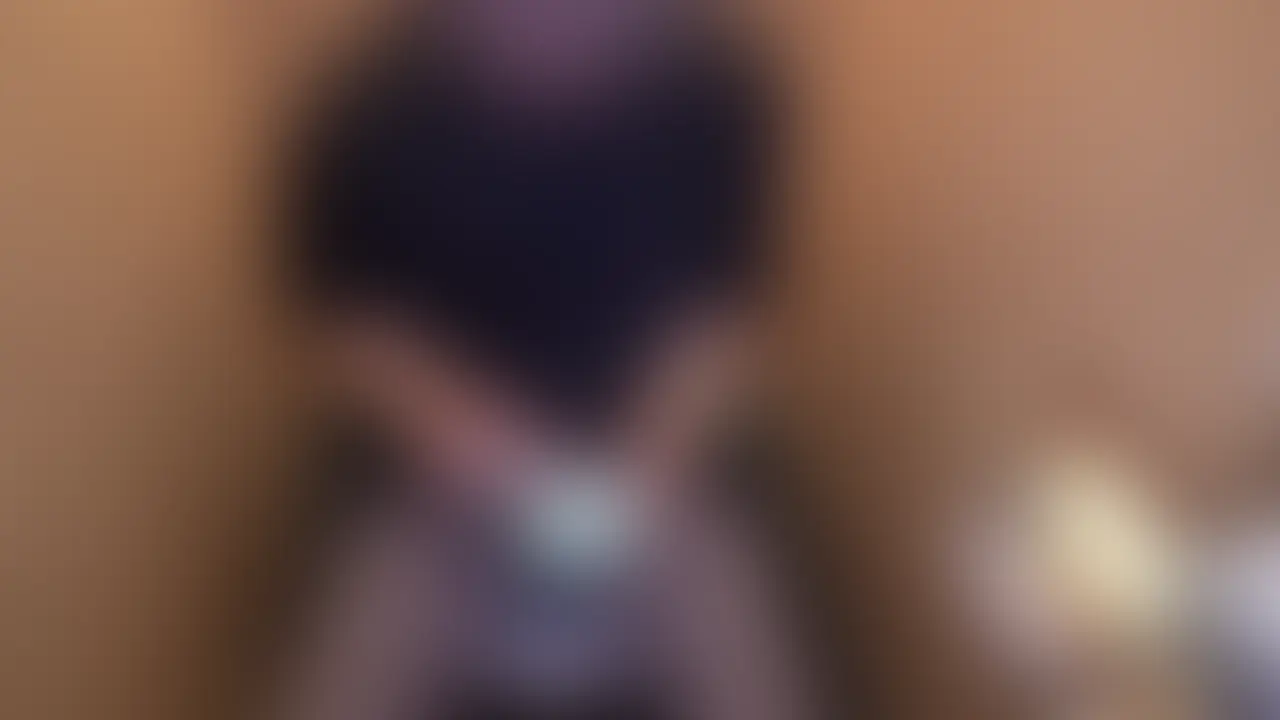 【主観♡個室トイレ】トイレに乱入してきたエッチな子にイカされた💕【No.48】
ありえないことが起きた…。
個室トイレに入ってたら、急にドアが開いて可愛い子が。
慌てて出て行ったのに、数秒後、彼女はまた戻ってきたんだ。
無言で跪いて、俺の股間を…。
興奮して熱くなったのか、彼女は俺の膝に跨って、
必死にこすりつけてきた。
俺の反応なんてお構いなし。
自分だけイッて、嵐みたいに去っていった…。
なぁんて事が起きたら、どうしますか💕?
※定価:¥2,980
※完全顔出しです (2/2)