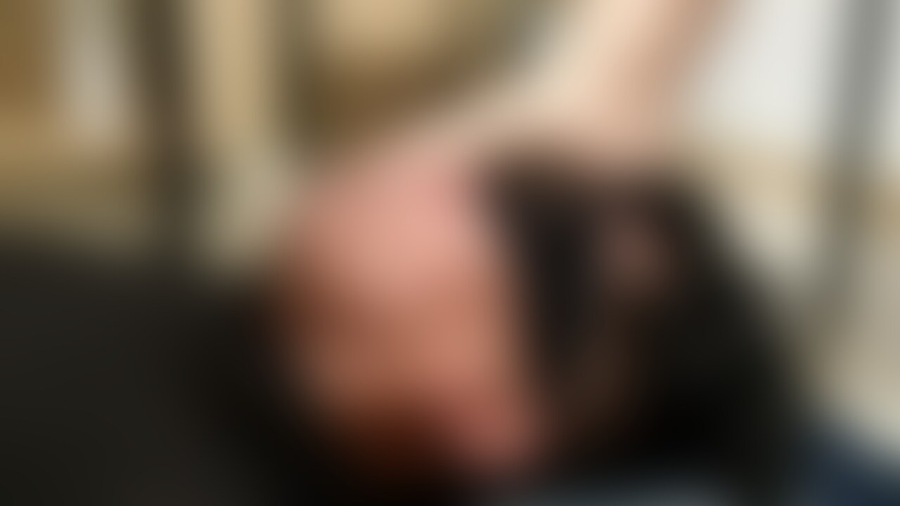 渚ちゃんの机の下で顔面両足立ち生足編
今回はどS渚ちゃんの生足でのM男責め。
生足で顔面を踏む踏む踏む。
もちろんM男さんの希望通り両足、全体重で顔面乗りも。
椅子に座って顔面足置き台に足をのせては匂いを嗅がせるようにねちねちと顔面を責め、おもむろに顔面仁王立ち。
顔面が歪み、必死に体重を支えるM男さん。
スマホをいじりながらも抜群のバランスで顔面に乗り、幸せそうなM男さんでした。 (2/2)