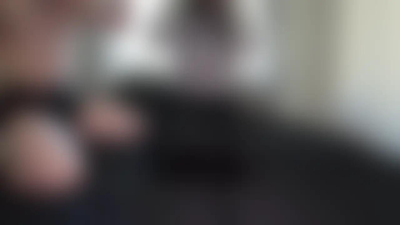 彼氏の目の前で3本のデカチンたちの肉棒にアンアン喘ぎまくって感じちゃう彼女。 
彼氏に『感じまくってんじゃん』と言われて違うよと言いつつもアンアン声がでちゃう身体が正直な女。 
最後はゴム外されて中出しされる。 (2/2)