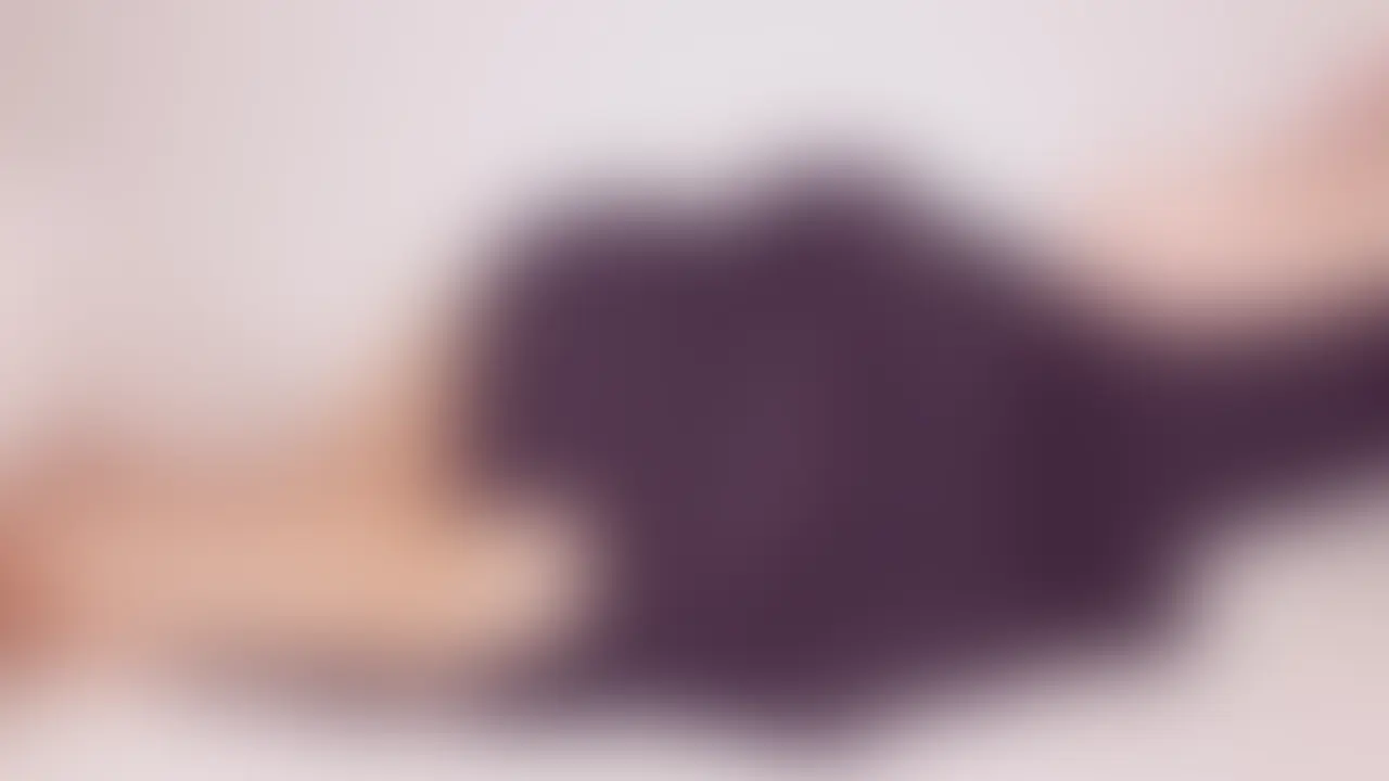 [aoi 妄想#011] 専門学校の彼女、ベッドの上で気を抜いたまま


なんとなく目に留まった女性がいた。
もちろん、話しかけることなんてできない。
名前も知らない。でも、こうして勝手に想像してしまう——
『もしも、あの子があんな姿を見せてくれたら』って。
これは、“ある中年男の妄想”です。


aoiは、関西にある医療系専門学校で働く26歳の職員。
aoiは、撮影の依頼でホテルに呼ばれた。
けれど撮影が終わっても帰る気になれず、
シャワーを浴び、水着に着替え、ひとりでカメラを向けた。
“見られる”よりも、“自分を見つめる”時間に変わっていく。


…もしかして今、あの部屋で、ひとりで淫らなことをしてるのかもしれない。


撮影のあとのaoiは、着替えることも、片付けることも忘れて、
そのままベッドに倒れ込んでいた。
スマホをいじる指先だけがゆっくり動いていて、
それ以外のすべては、完全に“だらけた”状態だった。

スカートの奥が見えていることにも気づいていない。
あるいは、もう気にする気力もなかったのかもしれない。

職場では絶対に見せない、完全にオフになった表情と姿勢。
でもその無防備さの中にだけ、
彼女の“ほんとう”が少しだけ顔を覗かせていた。 (2/2)