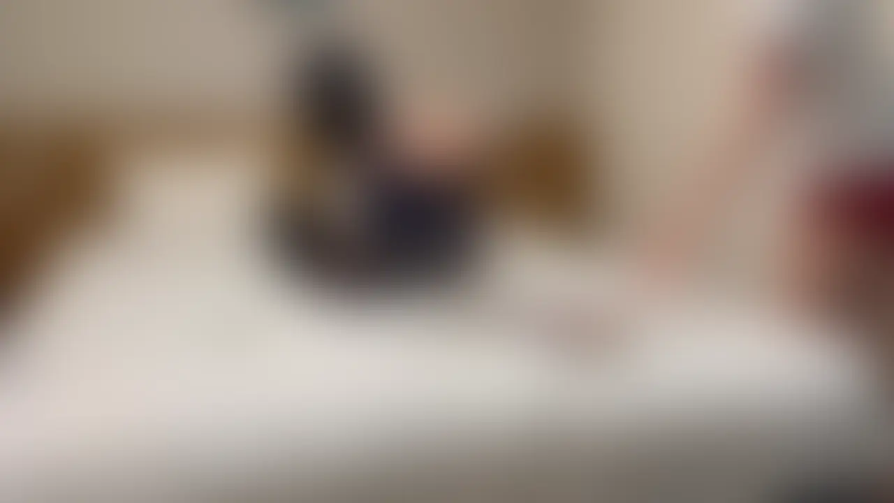 これもとある日、普通の撮影をしていた日でした。モデルのゆうきちゃんを拘束して、脱出してもらって、吸うやつをあてて妨害したり、きつく拘束して抜け出せないのをみていたりするうちに自分も拘束されたい欲が高まっちゃいました。
おもいきってゆうきちゃんに話すと、ちょっとならいいよ、時間あるし、と応じてくれることに。ちょうど前シーンで使った拘束具と南京錠があったのでそれをつけて拘束されました。拘束が始まったころは、ああ、いいね、この感触、女の子に変態というレッテルを張られて見下される感じ、いい。
そんな中で雑談をしていた時でした。この日私は、ちょうどできた時間を使って彼女とのデートの約束をしていました。撮影が終わったらデート、なんという甘美な響きでしょう。そんなことをモデルのゆうきちゃんと話していました。話の途中で何を思ったか、ゆうきちゃんがとんでもない提案をしてきました。その提案というのは、、、
(3か月期間限定公開 お見逃しなく) (2/2)