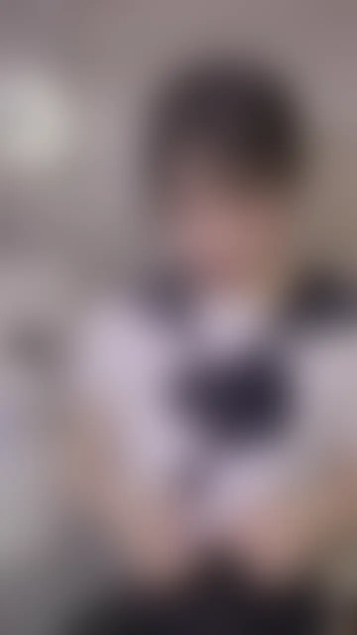 あの頃はまだ先生の隣に座って、教えてもらうことしかできなかった。
でも今日は違う。
二人きりのお風呂場、変わってしまった空気。
ふとした沈黙、視線、距離。
先生の前ではずっと“女”でいたかったし、あの頃は越えられなかった一線が、今は、すぐそこにある。
触れてしまえば戻れないって分かってるのに、どうしても、目が逸らせない。
セーラー服を着たままお風呂に入って、
シャワーでびっしゃびしゃに濡れていく制服。
水滴が肌を伝い、ぴったりと張り付く生々しい質感のまま、先生をじっと見つめて──。
さらに、その濡れたセーラー服をゆっくり脱ぎ捨てて、
スク水姿で先生を翻弄していく大胆な誘惑。
──ねえ先生、今日はもう「勉強」じゃ終わらないよね。
「……そんな、男の人の顔しないで」
先生との秘密の授業、一線を越えたえろすぎる私のすべてを【4K超高画質】で
余すことなく収録しています。
動画時間 12分25秒
今すぐ、二人だけの終わらない授業を始めよ?🤍 (2/2)