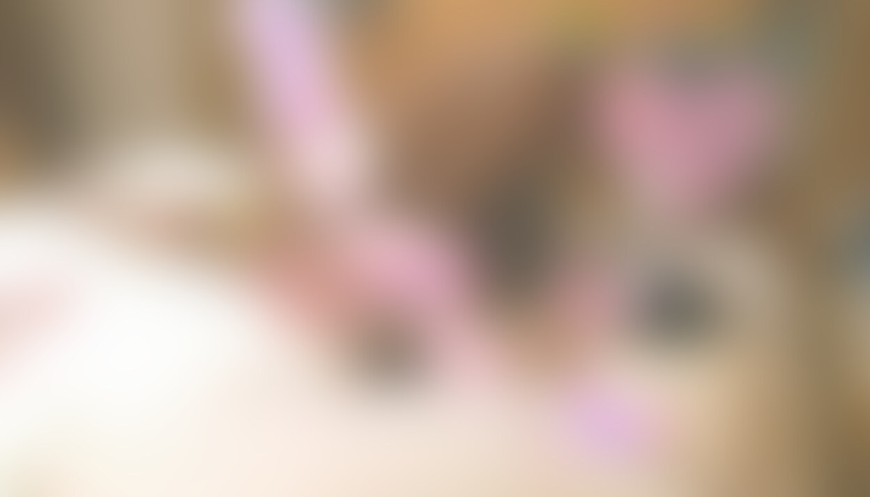 皆さま夏休みは如何お過ごしですか?
今回は昨日SEXした○○○との動画をご紹介しますがこの子何と初めての潮吹き!
バックで結合した時にメッチャ潮吹いてオマンコがグチャクチャwww
その状態で激しく動いたので膣内に空気が入りチンポを抜いて正常位になる時膣ナラが出てビックリ!
なんと潮吹きも膣ナラも生まれて初めての経験www
そのグチャクギャになっているオマンコに溜まってた精液を子宮口で思いっきり射精!!
今回も動画中では「中出しカウントダウン」表示も!
オマンコの奥で精液を出し終え普通はチンポを抜きますが生で締め付けの良いオマンコなので中で動かすと射精したばかりの敏感なチンポに凄い刺激
があり勃起したまま!
そのまま女の子の愛液と精液でズルズルになったオマンコを再度激しくピストン!
もう何度もイってる子が「もう無理」っとwww
今回の動画を見て頂ければ判りますが本気SEXで何度もイってピクピク身体を痙攣させてる子が最高に卑猥です!
今回は1台の固定カメラだけの動画ですが頭にGoProも着けて撮影してますのでそちらの動画も編集が終わり次第配信開始しますね~ (2/2)