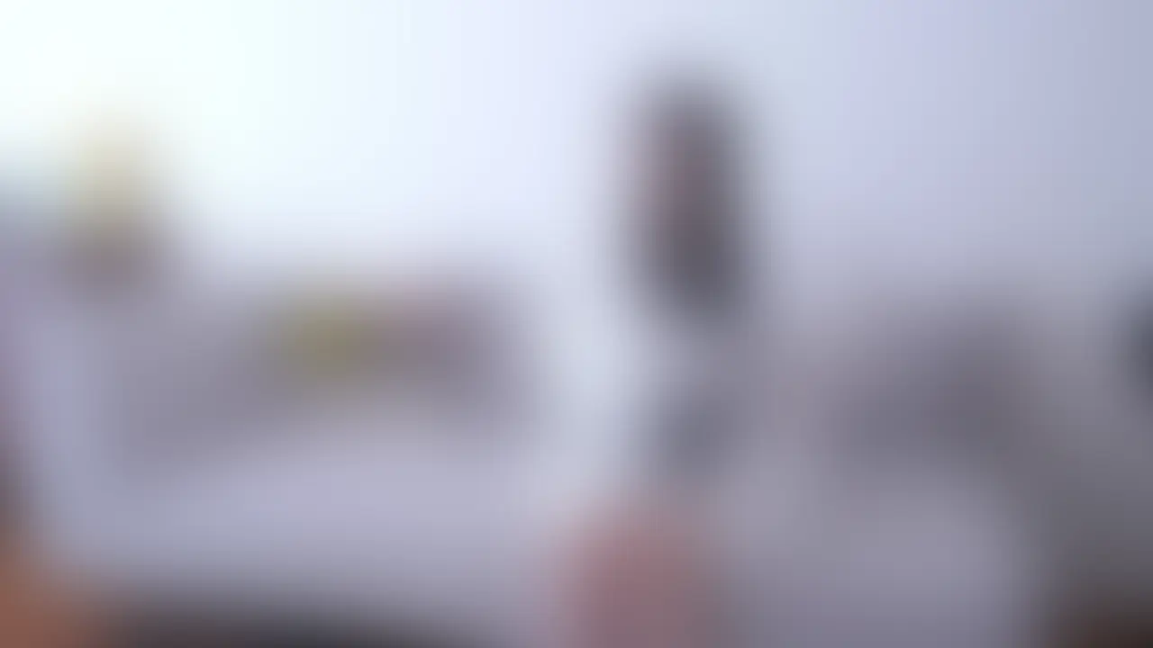 ~同じクラスの男子と付き合ってる合法L〇Kちゃんが気持ちいいエッチがしてみたくて密会に来たら爆イキしまくってた件~
同じクラスで席が近い男子と付き合って、初体験もその彼氏とのこと。
いつもエッチする時は彼氏の家でしているらしいけど、アランの動画を見るようになって彼氏がほぼ前戯がないことに気づいたそう。
性に好奇心旺盛なお年頃なので、動画を見るだけではガマンできず自分も気持ちいいことがしてみたくてネットの向こうにいる知らない男とエッチしに来ちゃいました。
経験のないおもちゃでいじめられながら敏感になっていく小さなパイパンまんこ((アランの指示で来る前に剃毛させた)は、激しく責められると爆イキしまくる逸材でした。 (2/2)