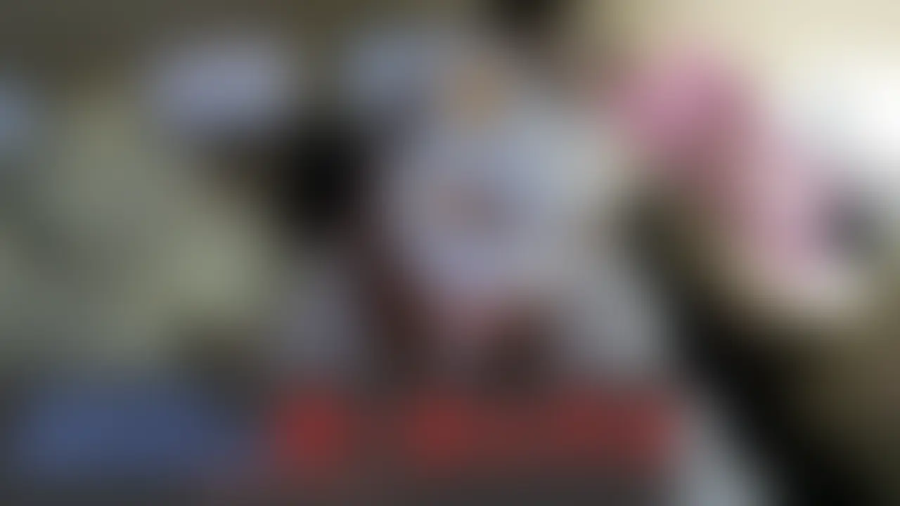 友達と待ち合わせしている場所でカーセックスする人妻。
セックスの最中に友達が来てしまうが友達を見せながらセックスさせられる。
隣に停まっているので声が聞こえないか必死我慢する人妻は最後は我慢ができなくて喘ぎ始めてしまう。 (2/2)