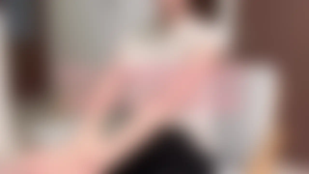 リモート切り忘れて…相互オナニー
日中、仕事を終えるとムラムラが止まらないくるみ。
そんな時リモート会議があることも…💻💦
どうしても我慢できなくなって、
会議が終わった途端におもちゃを仕込みながらこっそりオナニー…♡
ところが…「退室ボタン」を押し忘れちゃって、
全部、打ち合わせ相手に見られてた…!?🫣💦
恥ずかしさと興奮がピークに達して──
「一緒にイこ…♡」って、叫んじゃいました…💗
くるみの“バレちゃった♡オナニー”、こっそり見てください…♡
※くるみの得意なイメージプレイ、ロールプレイ動画です♡笑 (2/2)