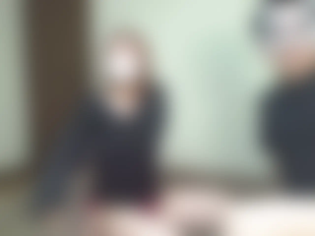 友達の彼女に電マでクリとマ◯コを同時責めでイキまくりm(__)m (2/2)