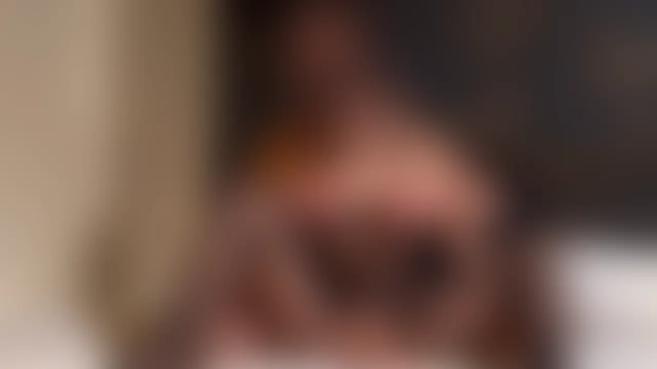【顔出し無し】マッチョ巨根に犯されるG乳ドM妻　失神寸前までイキ続け中出し

「旦那の知らない部屋で、G乳の子持ち人妻がマッチョな男性の巨根に完全に支配されます。黒い網タイツとセクシーなボンデージランジェリーに身を包んだ彼女は、最初からドMスイッチが入った状態。
マッチョ男の逞しい体に抱え上げられ、巨根を根元まで一気に挿入されると、すぐに体が跳ね上がるほどの激しいピストンが始まります。「ダメ…深すぎる…あっ、あぁっ！！」
子宮を直接叩かれるようなハードピストンに耐えきれず、大きなGカップを激しく揺らしながら何度も何度もイキ狂います。
腰をガクガクと震わせ、目が上吊りになり、声にならない喘ぎを漏らしながら失神寸前まで追い込まれていく姿を顔出しでしっかり収録。特に圧巻なのは、止まらない追撃ピストンと中出しシーン。
一度イッた後も容赦なく突き続けられ、精液を子宮に注ぎ込まれながらさらに絶頂を重ね、ついに意識が飛ぶ寸前まで堕とされます。
家庭では絶対に見せられない、子持ち人妻がマッチョ男の巨根一本に心も体も奪われ、失神寸前までイキ果てる背徳のハードセックスです。彼女のリアルな悶え顔と、巨根に翻弄されるG乳の揺れをたっぷりお楽しみください。 (2/2)