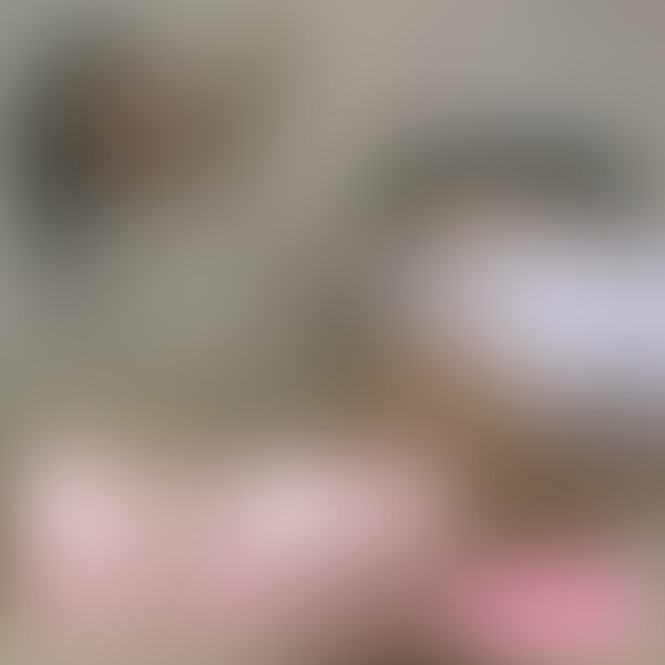 素人○○○のパンティー日記 04
女の子にとってもっとも恥ずかしい行為。それは汚れたパンティーを見られること。
そんなパンティーの映像を自画撮りで投稿してくる女の子たち。
そんな彼女たちは実は投稿マニアで、恥ずかしい自分の染み付きパンティーを見られることで興奮しているのだ。
あまりにも生々しい彼女たちの投稿映像。
女の子の粘膜液の全てを垣間見る事が出来る。 (2/2)