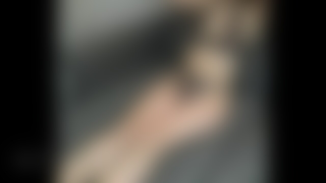 淫乱妻の公開オナニー😘
見られ好き視○○○好きなんで
見られてると思うと自ら挑発的なポーズをとり
興奮しながらみせつけるようにスローオナニー
からの夫のクリ責めクンニでいきます😍 (2/2)