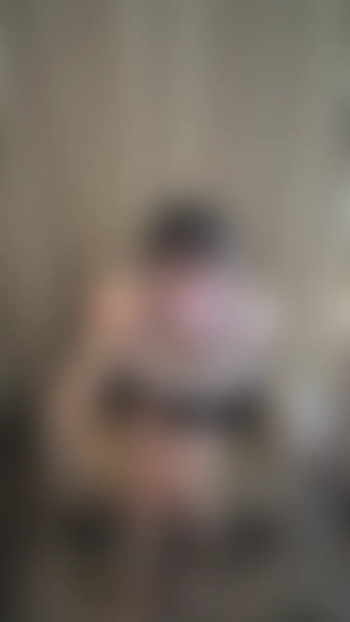青たら調/教💙鑑賞マゾペット🐱⸝⸝【顔ぼかしあり】
今回は盛りだくさんの動画〜🫶
ホテルで首輪繋がれたペットのマゾみなも🐱⸝⸝
おなにーおっぱじめ→固定青たら(11:41~)→
足に擦り付け→手マンみたいな盛り沢山の内容です🥹
本当は青たらでいっぱいいじ/めてもらうつもりだったの…
まん圧が強すぎて固定バンドに
勝っちゃったなんて言えない(小声)
気持ちいいと強めに押し出しちゃう系のまんこなの😭
今回のみなもの妄想はね💭💭
観賞用マゾペットがおなにーを始めて
上手にアクメできたら青たら操作してもらえて…
みたいな感じ:;(∩´///`∩);:
玩具操作されてそれをただ視〇されてるって思うと
見世物感あってめっちゃ興奮しちゃった💦⸝⸝
青たらはクリも中も刺激がつよすぎて
イッた瞬間に次の波がくるの苦しくて逃げたくて
すぐむり〜ってなっちゃう😭ゴメンナサイ😭😭
立っていられなくて座り込んじゃっても
すぐリード引っ張られて。。
座り込んで休むことさえ許してもらえない
人権ない感じがとてもえっちだと思いました🐶⸝⸝
青たらと擦り付けでほかほかとろとろになった
おまんこ手マンされるのきもちよすぎて
めっちゃ足がくがくした…💕⸝⸝
だめだめな雑魚マゾだけど
いっぱいいくいくしてるとこ視〇してほしいな🙈 (2/2)