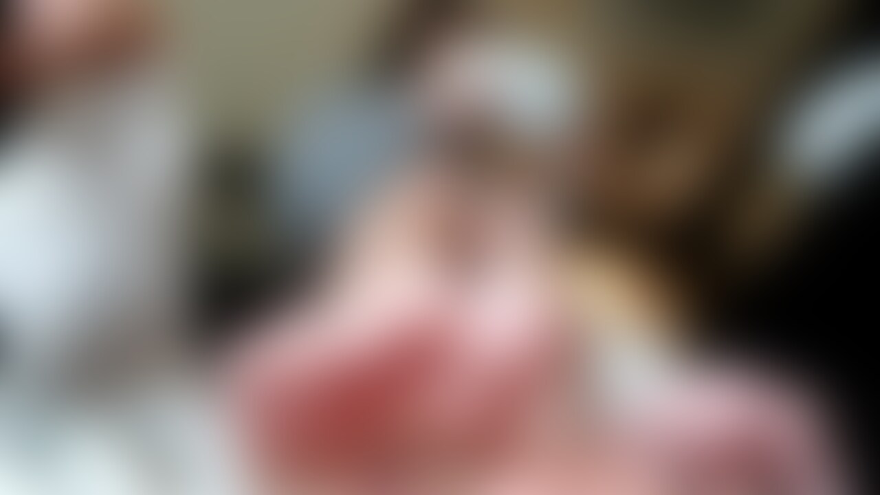 めいちゃんの顔面足置き台になった男 裸足編
今回はアイドル級美**めいちゃんが綺麗な素足で顔面に足裏をなすり付けてます。
お昼ご飯を食べながら映画を見て、まるで青竹踏みを踏むように顔面で足つぼを刺激しています。
映画に夢中になりながらも時々両足に力を入れて体重をかけたり、
食事しながらの顔踏みは文字通り完全に足置き台と化しています。
ぷにぷにと柔らかく、可愛らしいきれいな若い足は間近で堪能できます! (2/2)