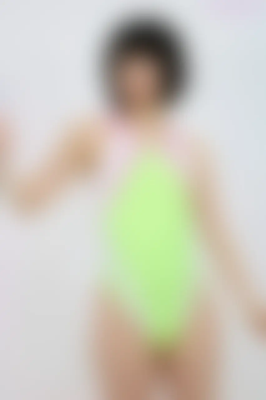 【全年齢】PeachStyle「コミケで見つけた長身コスプレイヤーに、蛍光イエローが眩しいasics競泳水着を着せてみた」の投稿サムネイル