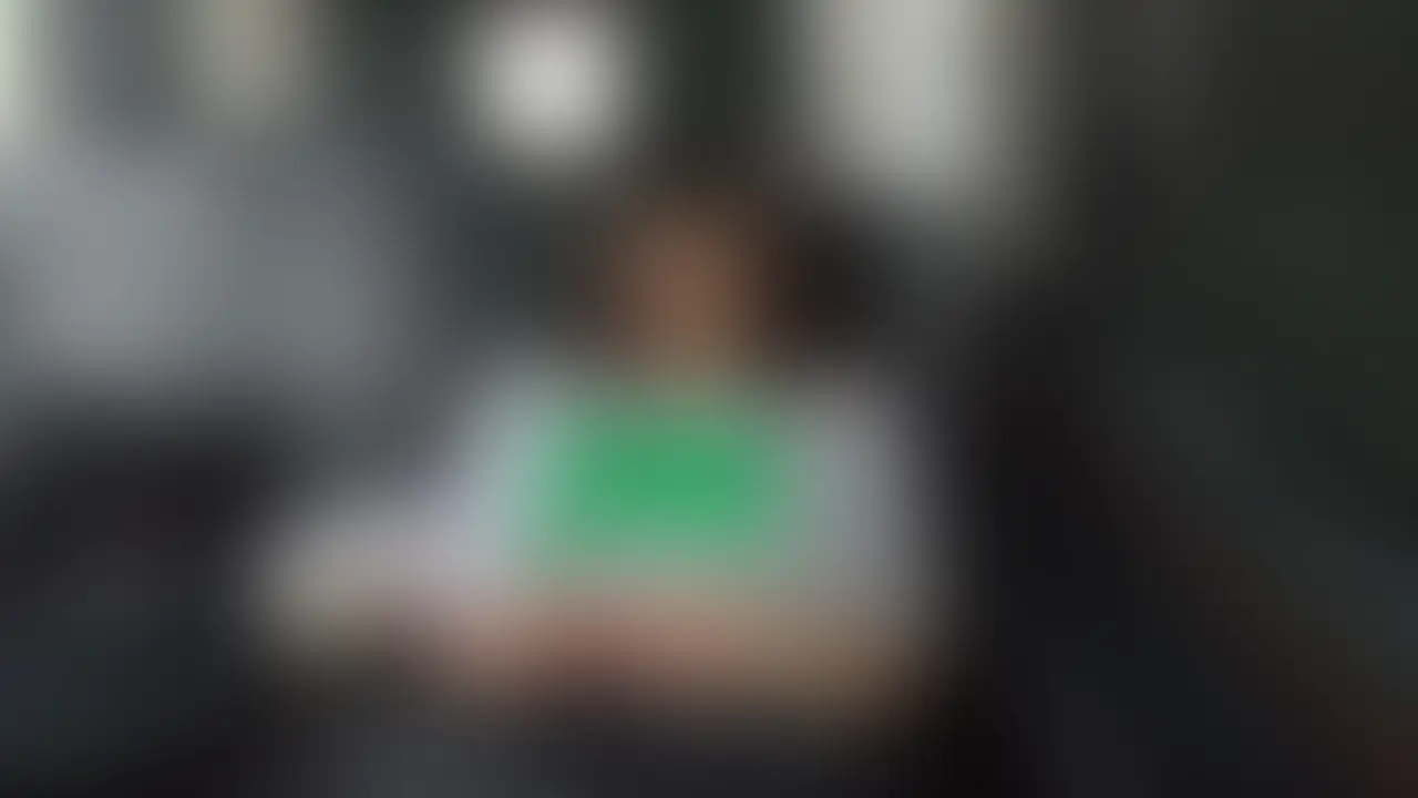 車に戻って、少し休憩するはずだったのに…
https://myfans.jp/honoka
さっきの余韻が残ってて、全然落ち着けなくて💦

ちょっと触られただけで、すぐ反応しちゃってるの分かってて、
そのまま電マ当てられて…もう我慢できなかったです🥺

外のこと気にしながらなのに、
どんどん気持ちよくなっていって、
声も抑えられなくなってきて…

「ダメ…そんな強くしたら…」って言いながら、
結局そのまま何回もイっちゃいました💦

車の中なのに、こんなに感じちゃうなんて思ってなかったです…。 (2/2)