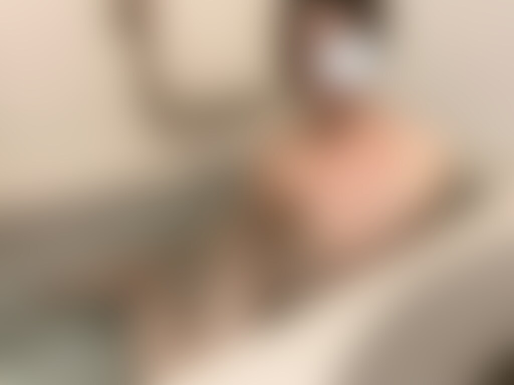 旦那にバレないように小さい声でオナニー、、、 (2/2)