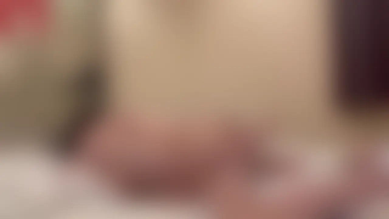 【人妻との2回戦目のセックス。1回戦目で敏感になったまんこに正常位でちんこ入れて喘ぎまくる人妻】
1回戦を終えてからインターバルを置き、元気を取り戻した息子。ムラムラしてきたのでもう一回戦してもいいかと聞くと快くOKとのこと!
遠慮なく挿入していきます。
既に先ほど中出ししていたのでにゅっぽりとスムーズに挿入できました。
ヌルヌルした感触に刺激されてギンギンになる息子。2回戦目で感度がいつもに増して良好な彼女に好き放題正常位ピストンしてるとエロ可愛い喘ぎ声を漏らす人妻ミカさん。
容赦なく突きまくり中出しさせていただきました。 (2/2)