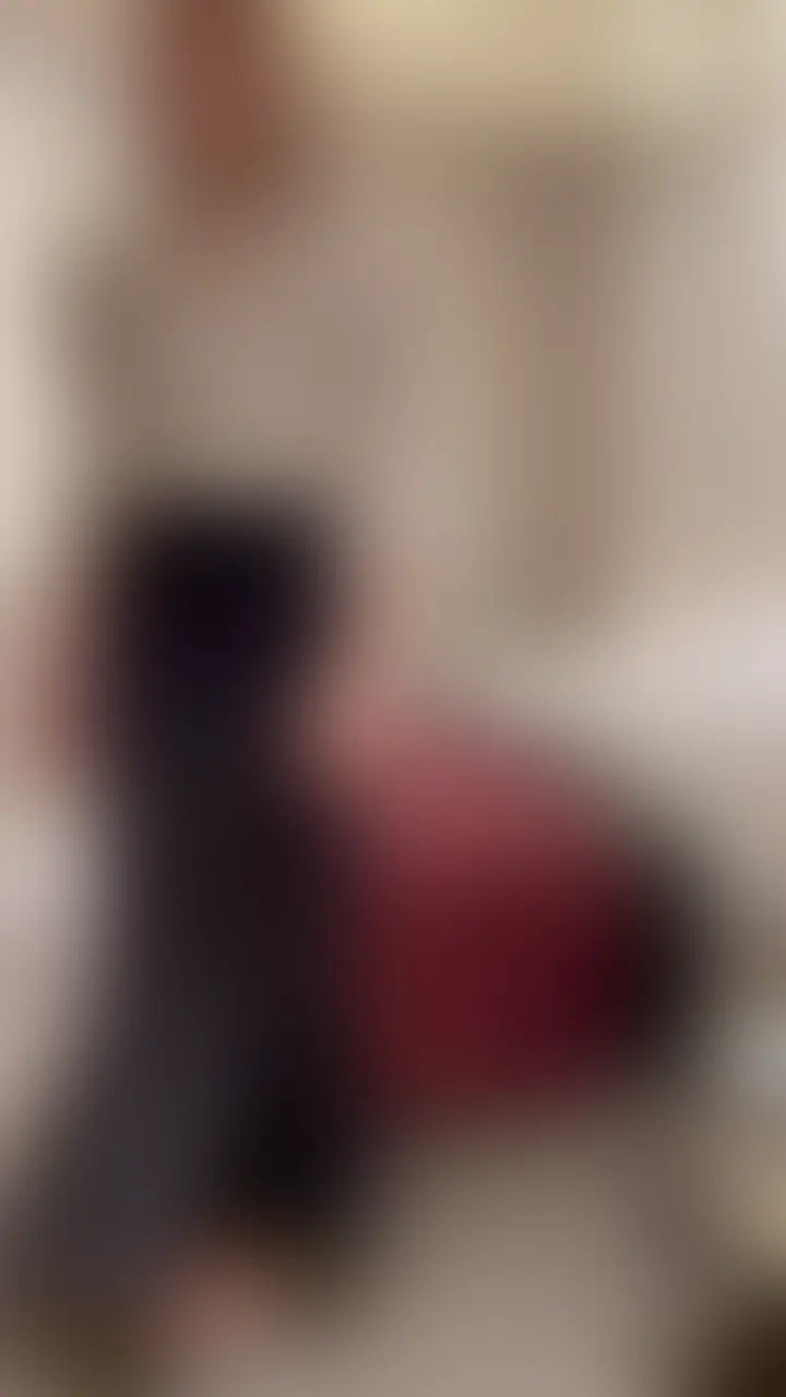 『骨格ウェーブでモデル体型の美乳彼氏持ち一軍女子大生ちゃんとお風呂イチャイチャNTR密会』
街で見かけると二度見するレベルの女の子です。
まず待ち合わせ場所で合流した時に「めるるに似ててめっちゃ美人じゃん」とテンション爆上がり。心踊らせながらホテルに到着してさっそく服を脱がしてみると、形の整ったEカップのおっぱいに、モデル体型のようなくびれスタイルに圧倒されました。本人曰く、骨格ウェーブだそうです。
これだけレベル高いから夜職でもやってるのかなと思っていましたが、何もやってなくて普段は普通の女子大生でどこにでもある某カフェでバイトしています。っていうことは僕を含めみなさん、もしかすると今までどこかで接客されていたかもしれません。
本題のエッチはというと、冗談抜きで最高にエロいです。個人的に刺さったシーン3選まとめてみました。
①電マしてる時の「しょこやばい」
②挿入前の「早く一緒になろ?」
③フィニッシュ直前の喘ぎ声(これは長いので省略します)
とにかく、美人で鬼スタイルでエロい、しかも彼氏持ちという最高の一軍女子大生なので見ないと損します。ぜひご覧ください。
※出演女性の希望により単品販売はしていません (2/2)