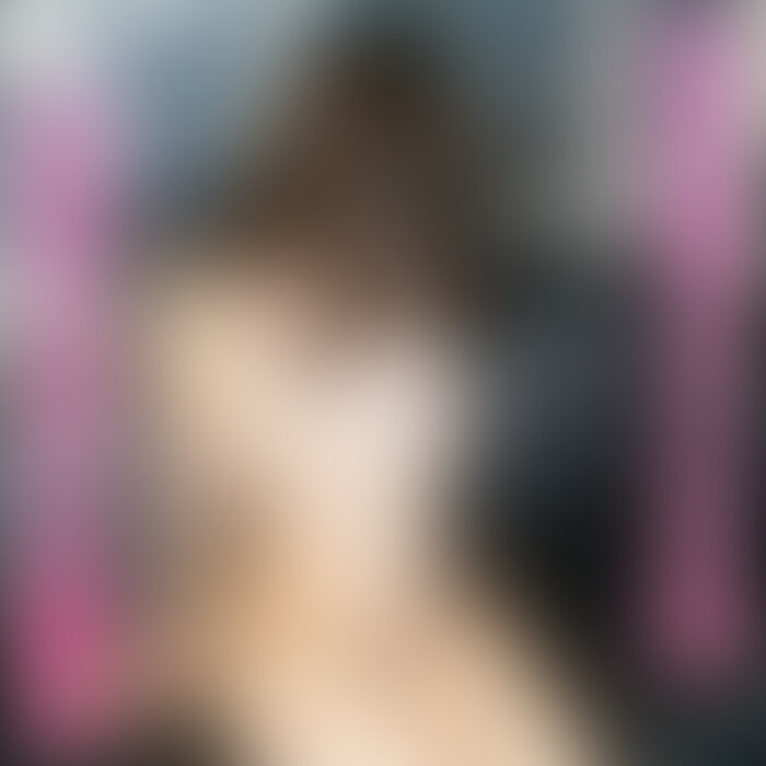 絶対身バレ禁止!ミニマムくびれ巨乳な極エロボディの地下アイドルが1日限定でハメ撮り解禁!1発目
ギャル系地下アイドルがまさかの限定ハメ撮り許可!超敏感イキまくりの小柄×くびれ×巨乳最強ボディ!
第1章となる今回は、制服での電マオナと騎乗位でのハメ撮りです
まずは私服からゆっくり裸になってもらうシーンを撮影。
少し身体を触らせてもらうと…なんといきなりビショビショに濡れちゃってます!
後で聞くと、撮影される(そしてそれを男たちのオカズにされる)という非日常の経験に実はメチャクチャ興奮してしまってたんだそうです。
嬉しくなってしまい、あいさつ代わりに軽く電マ責めしてみるとビクビク体を跳ねさせて一瞬でいってしまうりりちゃん…!
実はとんでもなくエッチな淫乱アイドルだったわけです。
あまりに良い反応だったので、お次は制服コスプレに着替えてもらったりりちゃんに膝立ちで電マオナニーを披露してもらいました。
ここでも2回ほど連続で痙攣絶頂する、物凄くエロい映像が撮れてます!
そしてそのまま騎乗位でハメ撮りに臨んだのですが…
入れた瞬間思ったのは『あ、コレはヤバい!まずい!』
とにかくとんでもないキツマンで、尋常じゃない締め付けなのです。
実は10日分以上溜めてたので早漏防止にコックリングを付けていたのですが、この超狭マンの前にはほとんど意味なし!
入れた瞬間猛烈な射精感が襲ってきました…
慌てて「ちょっとまってヤバイ!一回抜いて止めさせて!」と何度か懇願するも、それが自称Mだった彼女のS性を目覚めさせてしまったらしく、「ダメ!いって!ww」と離してくれません。
私も必死に耐えようとしたのですが、結局ほどなくして堪えきれず暴発。最後はちんぽの根元を自分で握ってまで止めようとしたのですが無理でした…(泣)
情けなくてごめんなさい!
小柄で肉感ボディなのでキツめの名器だろうと思っていたのですが、まさかここまでとは…
そんな訳で最後は情けない感じになってしまいましたが、それも逆に生々しく、Mっ気ある方にはエロいと思いますのでご容赦いただければと思います(笑)
なお今回は彼女の事情もあり、全編通してプレミアムプラン限定での公開とさせていただきます (2/2)
