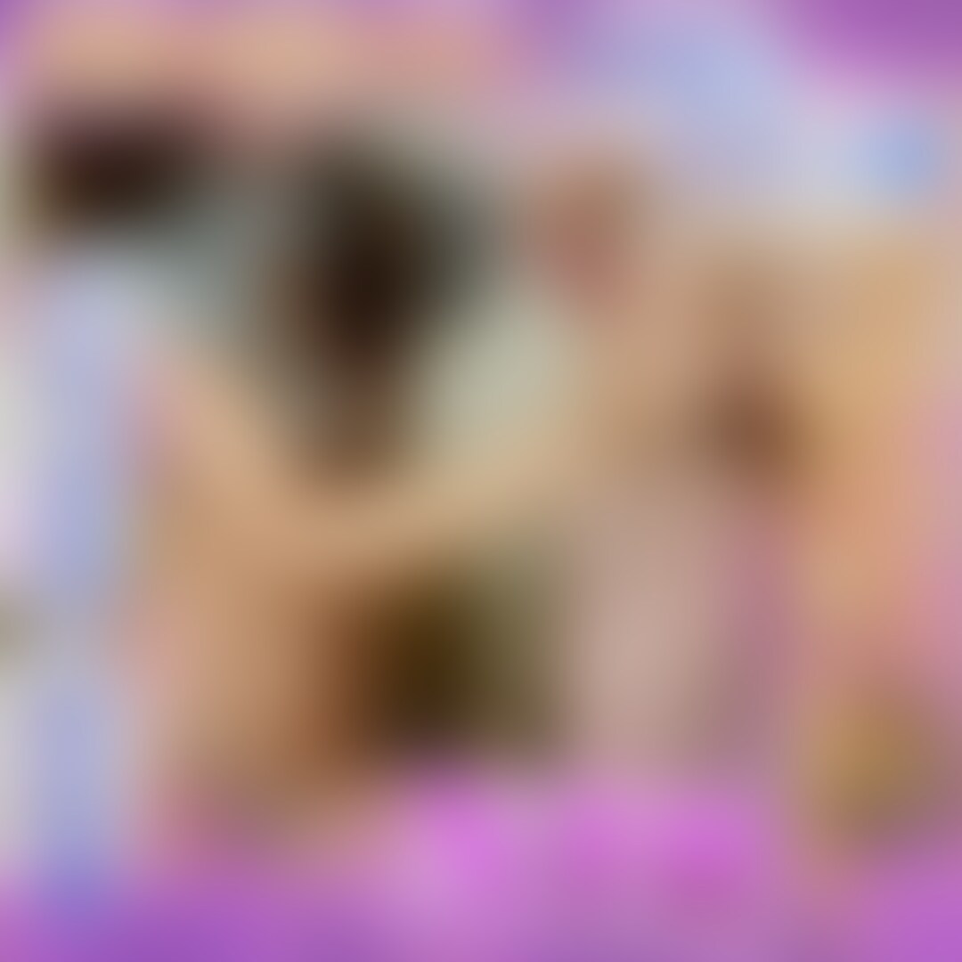 *NTR*彼女よりも萌月の方が気持ちいいことを分からせ💜 射精からの潮吹きプレイ😈
萌月の大好きなNTR(寝取り)手コキだよ💜
初めは彼女の方が大事そうにしてたけど、結局ドM堕ちして彼女より萌月のことが好きなこと認めちゃった😈
雑魚ちんぽなんだから初めから正直になればいいのに🥰
*シーン1*
おちんちん触ってないからって喋るなら今のうちだって思っちゃった?🤣
乳首しか触ってないけど、おちんちんどうしたのかな🤭
このままじゃ裏切り射精させられちゃうよ?
ほら、情けなく「出ちゃう、出ちゃう」って言わないと👅
*シーン2*
ちょっとおちんちん擦られただけでもっとほしくなっちゃったの?🤭
「お願いします」だって😘
こうやっておちんちんに擦られてるのって彼女じゃなくて私だよ💖
もっとして欲しいなら逃げないでちゃんと突き出して😎
*シーン3*
彼女がいることなんてもうどうでもよくなっちゃったもんね?🤭
何回擦ったらおちんちん上書きできるかな💖
もう私じゃないとだめになるには、どのくらい我慢させてどのくらい懇願させたら落ちていっちゃうのかな🖤 (2/2)