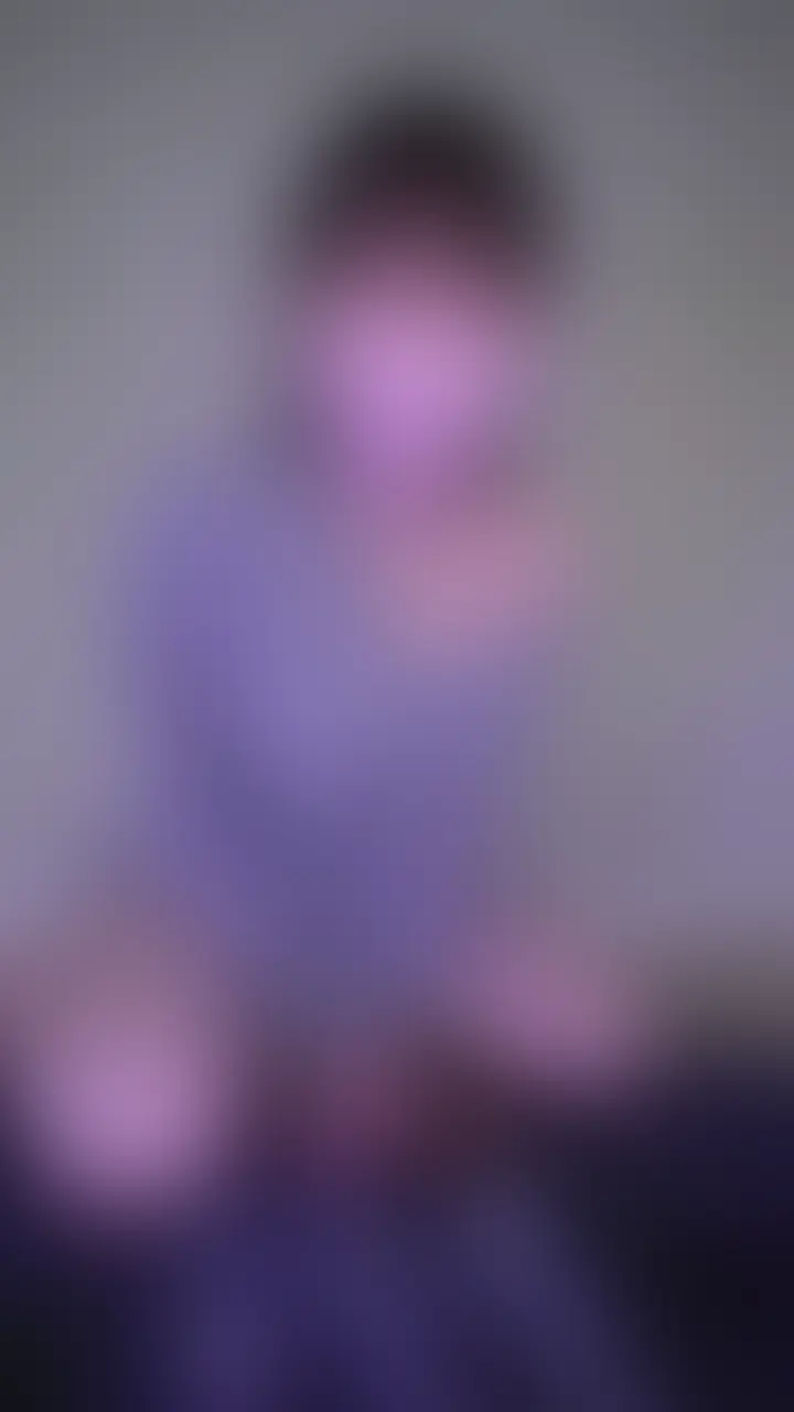 ディルド大中小三種盛り🤍騎乗位でイキ我慢⚡️前編【顔ぼかしあり】
ぽこぽこディルド大中小三種盛り
騎乗位イキ我慢おなにーの前編です🥰(長い)
みなもの大好きなぽこぽこディルド、
さらに大きいサイズがあったんです〜🤍
いつも使ってる小さいのでも
潮吹き散らしてイキまくるくらいきもちいのに
大きいの使ったらどうなる?!ってわくわく🥰
騎乗位の体制で小さいのから順番に試していくんだけど
ただ使うだけじゃなくて
イキ我慢もがんばったよ〜〜💭💦
奥のいい所にあたるとすぐイッちゃいそうになって
その度に一旦抜いてイキ我慢…💦💦
イキそうな時のま〇このひくひくすっごくて
モザイク越しでも分かっちゃうの恥ずかしい🙈⸝⸝
小から中サイズに変えて体制変えた瞬間
1番弱いところが抉られるみたいな気持ちよさで
ついに我慢できなくなって痙攣しながら
深ぁいアクメ連続できめちゃってます。
我慢すればするほど感度あがっちゃうし大変だった、、
早漏まんこでごめんなさい( ;꒳; ) (2/2)
