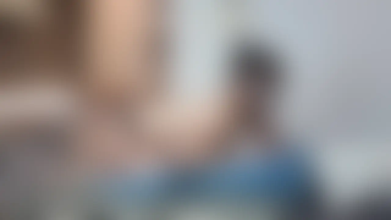 こちらは、全編ぼかしの入った動画です🥰
【匿名度AAA:完全匿名!】児どう館職員@川崎/人妻(29歳)/Hカップ巨乳/保護者パパも完堕ちしちゃうボディタッチ/「ずっと谷間、見てましたよね?」と甘くM男言葉責め/巨乳を密着させて熱い吐息を吹きかけビクビク誘う/ヨダレを垂らしながら乳首をねっとり舌先で転がし手コキでシコシコしごき/濃厚パイズリでサオを包み込み大量射精を優しく受け止めるギャルママ
谷間で精子を呑みこむパイズリ💕
こんにちは、ど素人ポルノ@麗子です。
今回のAVごっこは、
川崎にある児どう館👦👧で
事務職員をされてる
お友達のCちゃんのえち動画🔞です。
いつも元気で明るいCちゃん。
川崎の児どう館で👦👧に
大人気の職員をしている
1児のママさんです💛
日中は優しく元気に小さいこと
接してくれるママの顔を見せながら
オフになるとギャル全開💅で
かなり奔放な人妻さんです💛
実際、付き添いの保護者パパ👨に
甘い声で思わせぶりなボディタッチ💓してみたり
男性をその気にさせるのが大好きらしく
いっつも谷間ざっくり見せた
ファッションでチラ見を誘発してる
露出ママだったりもします😍
そんな積極的なCちゃんだからこそ
臨戦体制の勃起ちんぽ🍌を見たら
舐め👅たりシゴい👌たり…
おっきいおっぱいで擦ったり挟んだり💗
最後にはそのまま谷間で
発射させちゃったりしちゃうんじゃ…
という予感が的中しちゃって💦
生オッパイを彼のパンツの膨らみに押し付けて興奮を誘うCちゃん💗
パンツを脱がしてペニス🍌へフェザータッチでサワサワ👋すれば、
「触ってるとどんどん硬くなってくるね」
と嬉しそうです😊
さらにチン先を乳首に擦り付けて彼を悶絶させると、
マスクをずらしてフェラチオ👄でおもてなし。
強烈なバキュームと根本まで咥える口淫に暴発待ったなしです💦
とどめにヨダレをローションがわりにした得意のパイズリが飛び出すと
アッという間に挟射へ追い込むCちゃん。
しかも出したばかりの敏感チ●ポへ追撃パイズリで追い込むことも忘れません💖 (2/2)
