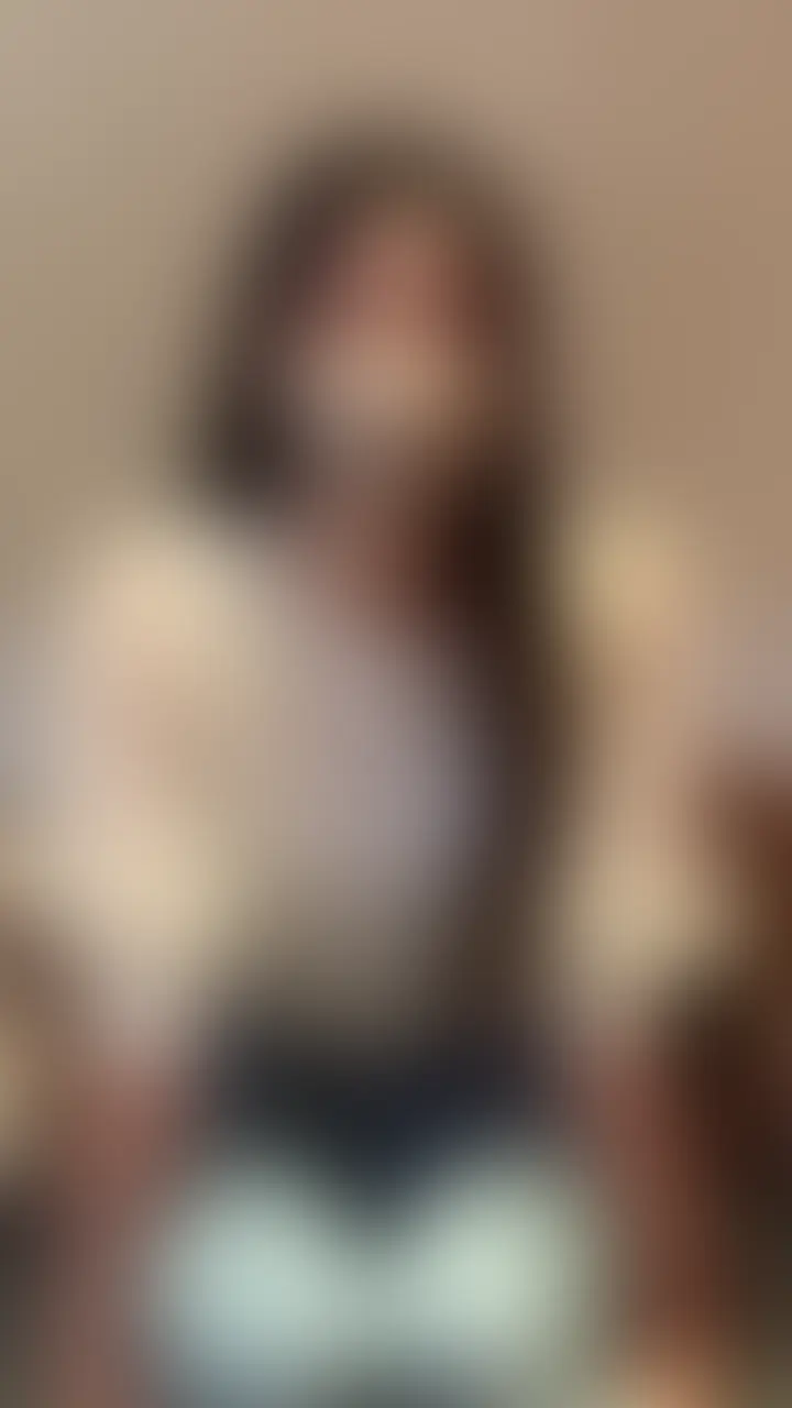 【黒髪美人な会社員ハメ撮り】縦画面ver
ぱっちりした目が特徴的で凛とした透明感があります。
凄まじく敏感な子で指一本挿れただけで淫らな表情
軽くかき回しただけで即イキ
そこから指と舌でイカせまくると痙攣止まらずガクガク
肉棒欲しくてヒクヒクしてるマンコに奥まで一気に貫通
ピストンするとそこからは凄かったです
何回イッたか分からぬほどに腰をよがらせ痙攣しまくり
そこに最初の穏やかな姿は無く
オホ声あげまくり変わり果てた姿に。。 (2/2)