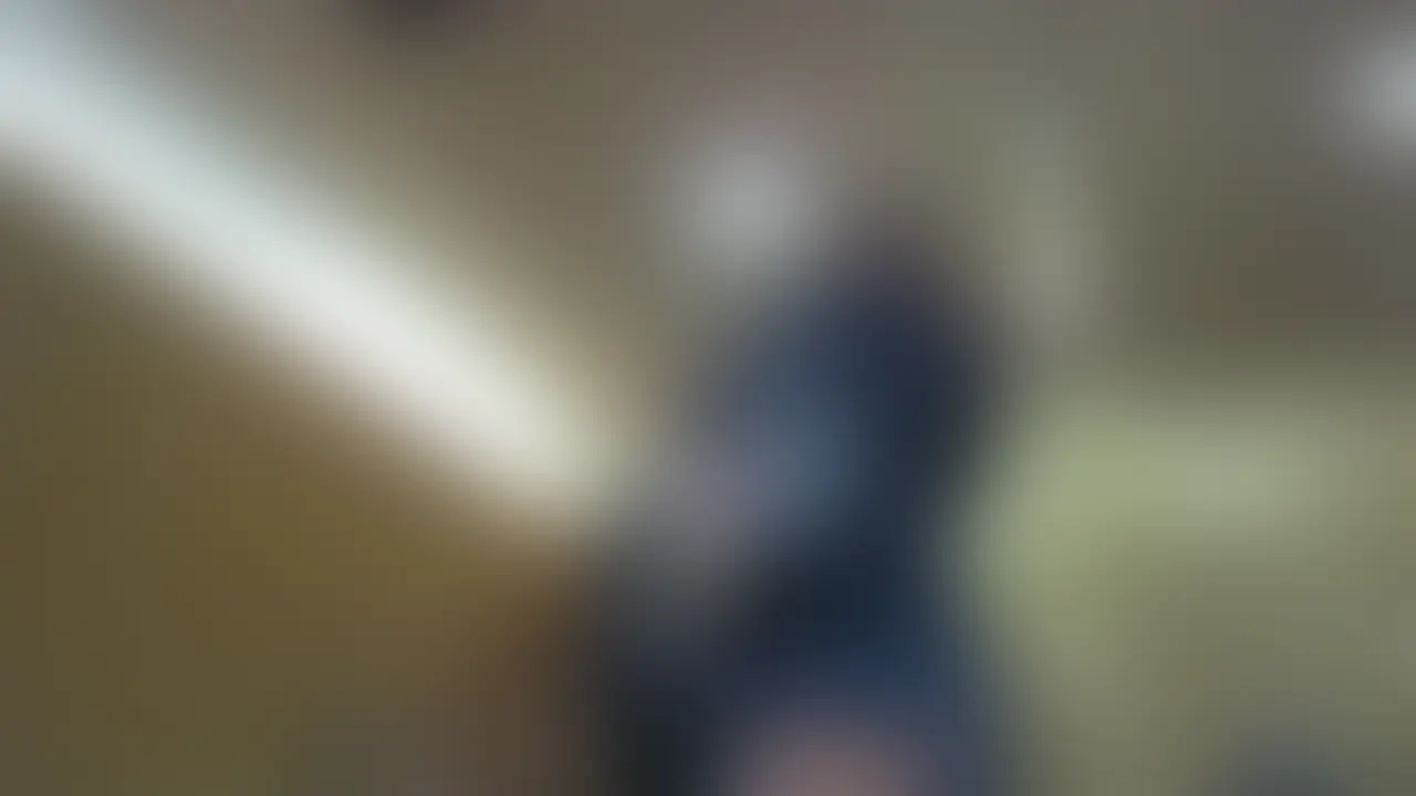 髪は金髪よりでギャル?のミニスカK 早退なのか一人でいるのを確認してカメラをONにしてしまいました
中身は生パンの青でした プリプリしたお尻が青パンを食い込んでる姿は本当に興奮しちゃいます
隣の席が空いたのですかさず座ってポジション確保する事にも成功
隣にミニスカKちゃんがいるの中でパンツを見れるのは本当にたまりません。 (2/2)