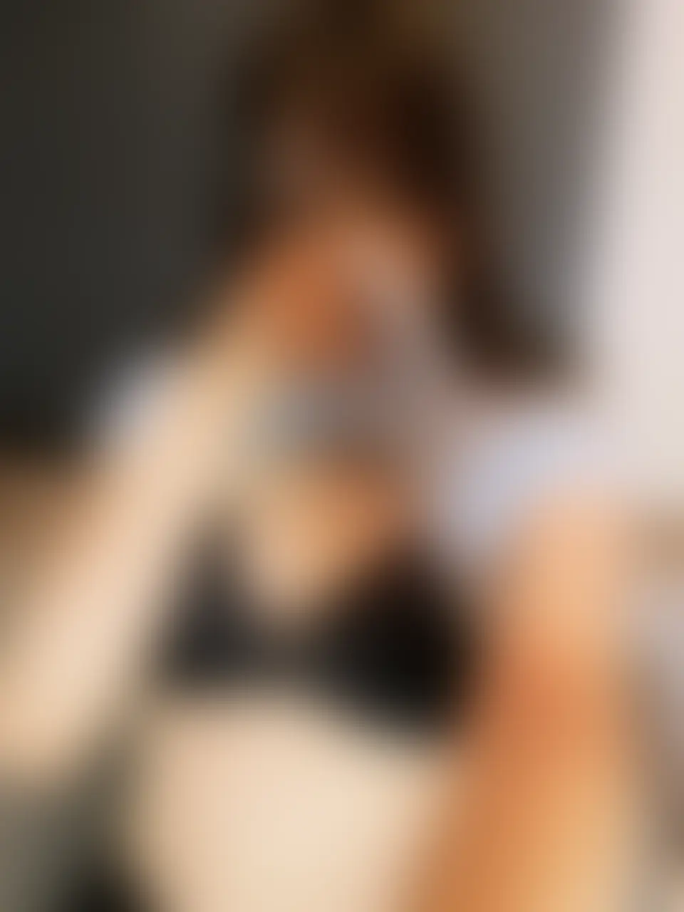 ハナコ(され妻😭)「涼しげでいたいけど、夏だから汗だくになっちゃう💦 谷間の汗とかって人前で拭きづらいから、拭いてくれる人いないかな🥲」の投稿サムネイル