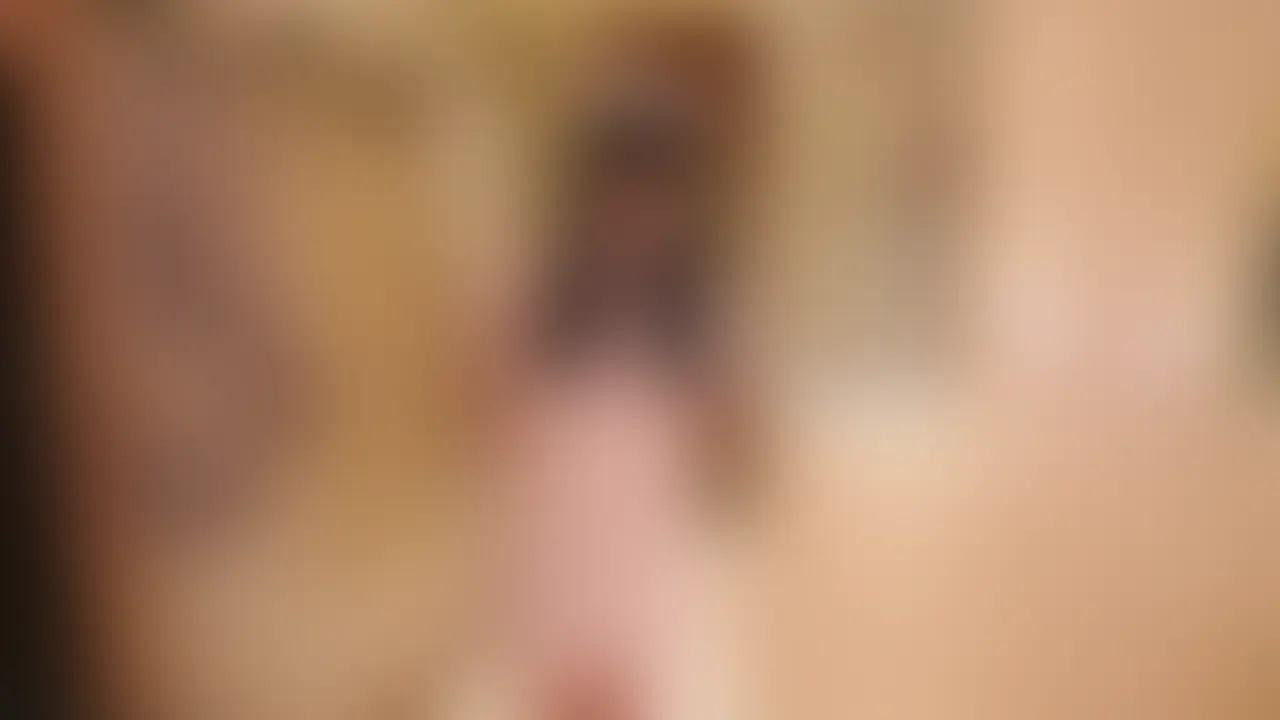 あやちゃんにナース服を着させたら急に始まるナース茶番!
「これは手術しないとだめですね」
「今日は先生がいないので看護師の私が手術しますね」
と、いきなりお口での触診が始まります。
あやちゃんのフェラは喉奥まで丸飲みするディープスロート!
気持ちよくてすぐにイキそうになってしまいます。
もちろん、イキそうになったら寸止め...
ビクビクなちんこを見ながらケラケラ笑うのが痴女っぽくて最高なのです!
フェラで寸止めしたら、ローション手コキで寸止めの連続...
手コキを我慢できたらあやちゃん病院の最新治療、筋膜剥がしのマッサージガンでちんこの筋膜を剥がしていきます!
これが電マとは比較にならないほどの威力!
極限まで我慢させられてからのマッサージガン手コキで大噴火してしまいました...
寸止め回数:5回
時間:約23分
射精回数:1回
※この動画は「見放題プラン」か単品販売にて閲覧可能です。 (2/2)