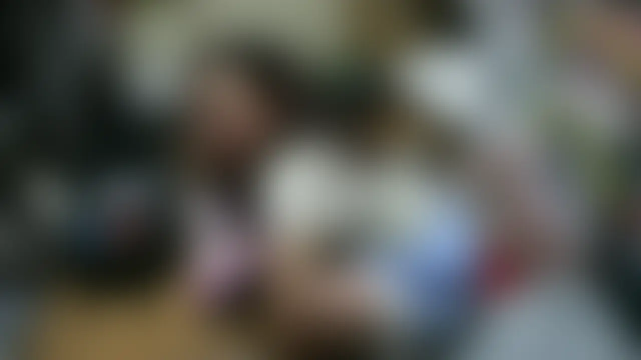 某AVメーカーの女優面接やカメラテスト等を記録した映像の続きです。
このパート2では、面接中にマ○コを弄られて欲情した彼女を大人のオモチャでイク寸前まで激しく責めております。
その後、チ○ポが欲しくてしょうがない彼女に3本のチ○ポを与えてフェラ奉仕 → 顔射!
出演している女の子は“みつき”ちゃんというドMで濡れやすいスケベな子です。
スケベというよりは、“変態”というほうがシックリ来るかも知れません。
私は知りませんでしたが、現役の結構有名な女優さんのようです。 (2/2)