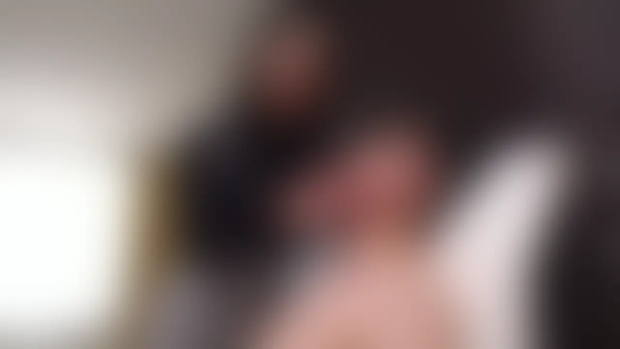 こちらは、全編ぼかしの入った動画です。 雰囲気をお楽しみください🥰
 0円プランご加入でご視聴いただけます！

【匿名度A：オフレコ！】Hカップ@池尻の歯科衛生士がヨダレをたっぷり飲ませてくれるオクチプレイ

よだれが漏れちゃうキス👄とフェラチオ💕

こんにちは、ど素人ポルノ@麗子です。

今回のAVごっこは、池尻の歯科クリニック🪥で
歯科衛生士のお仕事をされている
お友達のJちゃんのえち動画🔞です。

歯科医🪥の旦那さまのお手伝いで
歯のクリーニングを担当されてるセレブリティな
100cm巨乳の奥さまが…

隠しきれない根っからスケベな巨乳奥様。
男性の顔面を涎まみれにすると
自慢のリップテクニック💋で
乳首やオチ●ポをペロペロ👅ちゅぱちゅぱ。

お口に放出された精液💦も
美味しそうに笑顔でごっくんしちゃいます💯 (2/2)