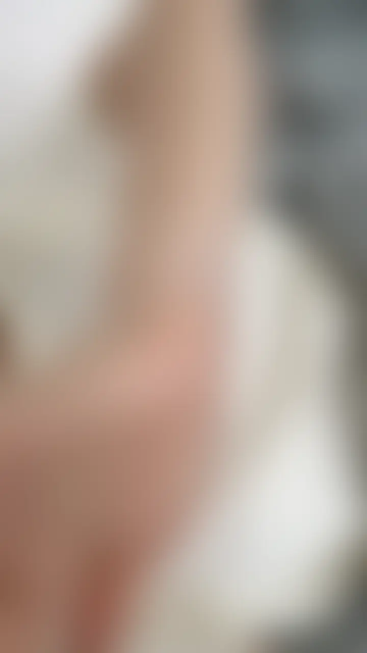 朝から痴漢されちゃうえっっっっな夢見て、その夢で声だしちゃあかんって我慢したら目が覚めても興奮してどうしようもなくて、朝からおなにーしちゃった動画🥺
久しぶりにみおが大好きな四つん這いになって後からいっぱい突かれてるの想像したり、いろんなところ近くでたくさん見せちゃったり、こうやって書くとほんまに恥ずかし.....
みんなもおちんちん触ってるのかなって思ったらほんまに興奮しちゃってまたすぐイッちゃったけど、お兄ちゃんのベットはきっと汚れてないはずwwww
今日の夜もみて明日の朝も見てみおと同じ気持ちになってくれたら嬉しいです🥺💭
#おなにー #オナニー #四つん這い #変態 #淫語 #淫乱 #絶頂 #食い込み (2/2)
