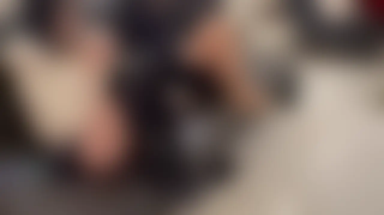 みぃ〜ちゃんとゆらちゃん、M男にマッサージをしてもらう(8分24秒)
最近忙しくてちょっとお疲れ気味のみぃ〜ちゃんとゆらちゃんがM男にマッサージをしてもらいます。M男君の顔に足を乗せて匂いを嗅がせながらマッサージさせたらM男は大喜び。M男を、足置きにしたり足で弄んだりご褒美をあげながらみぃ〜ちゃんとゆらちゃんの足をマッサージするM男でした (2/2)