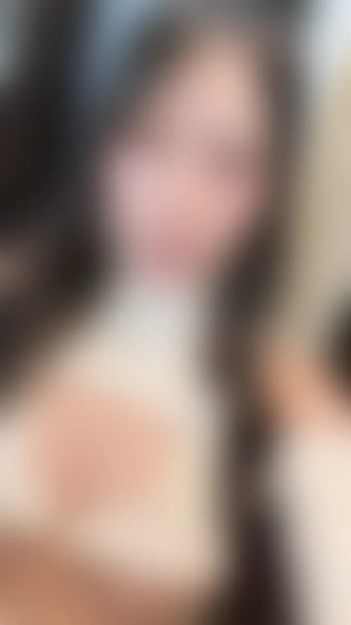 洗面所で、こっそり…🙈💦
今日はなんかずっとソワソワしてて、
お風呂あがりのまま洗面所で鏡見てたの。
スキンケアしてるだけなのに、
急に自分の顔が赤い気がして…😳
「…やば、ムラムラしてる」って気づいちゃった。
部屋に戻ればいいのに、
静かな洗面所の空気が変にドキドキして、
そのまま触っちゃって…💦
水の音とか、タオルの匂いとか、
そういうのがやけにリアルで、
終わったあともしばらく顔熱かった🙈💗 (2/2)