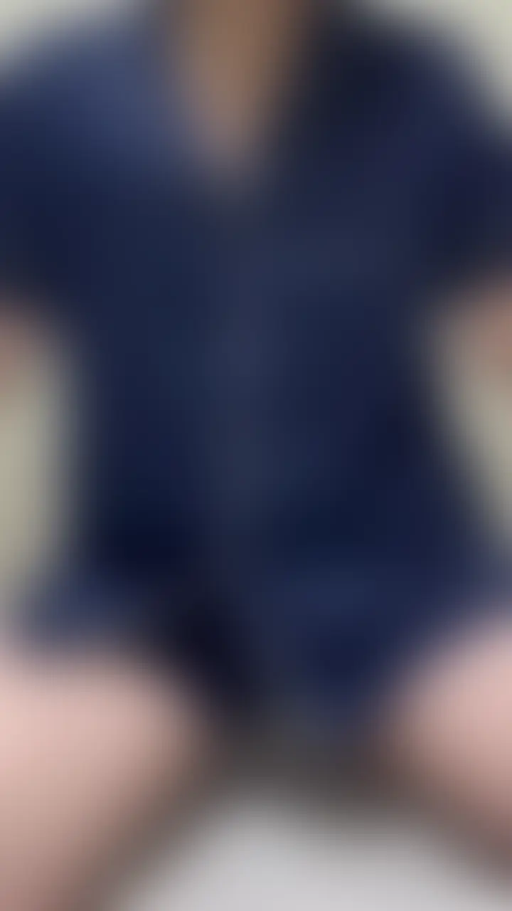 右上の「♡いいね」と「保存」を押してから見てくれると
嬉しいです🩵

こんにちは、しずゆなです
今回はベッドでオナニーしたよ
電マ使ってやってみたけど、気持ちよかった❤︎ (2/2)