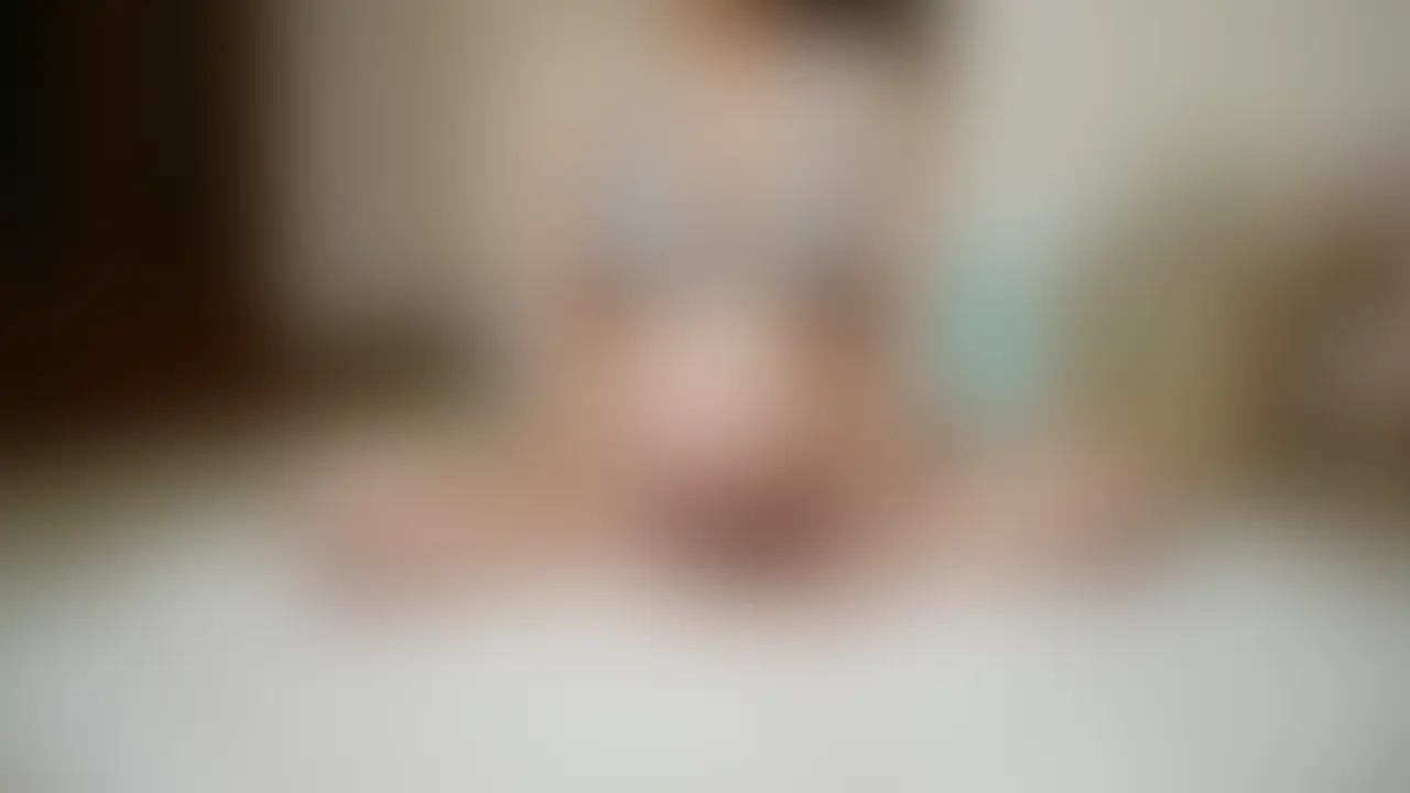陣痛を呼ぶためにマタニティ体操を旦那としていたら
私の身体に興奮しちゃった旦那がずっとフル勃起状態🫣
我慢できなくなった旦那に濃厚キスされておまんこもぬれぬれ💕
じゅぽじゅぽフェラでちんちんびちょびちょにして、手マンでイかされて即挿入😳
中出しはしちゃだめって決めてたのに我慢できなくなった旦那に結局大量に中出しされちゃいました💦 (2/2)